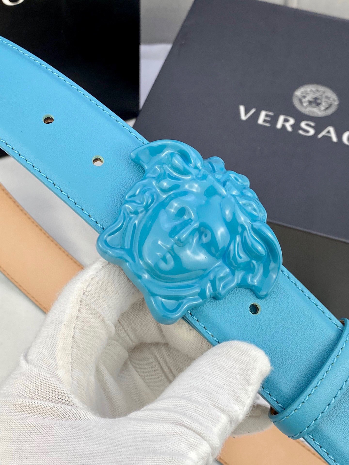 宽度4.0cm VERSACE （范思哲）此款柔软的皮带饰彩色3D美杜莎腰带扣，可搭配正装或休闲牛仔装。