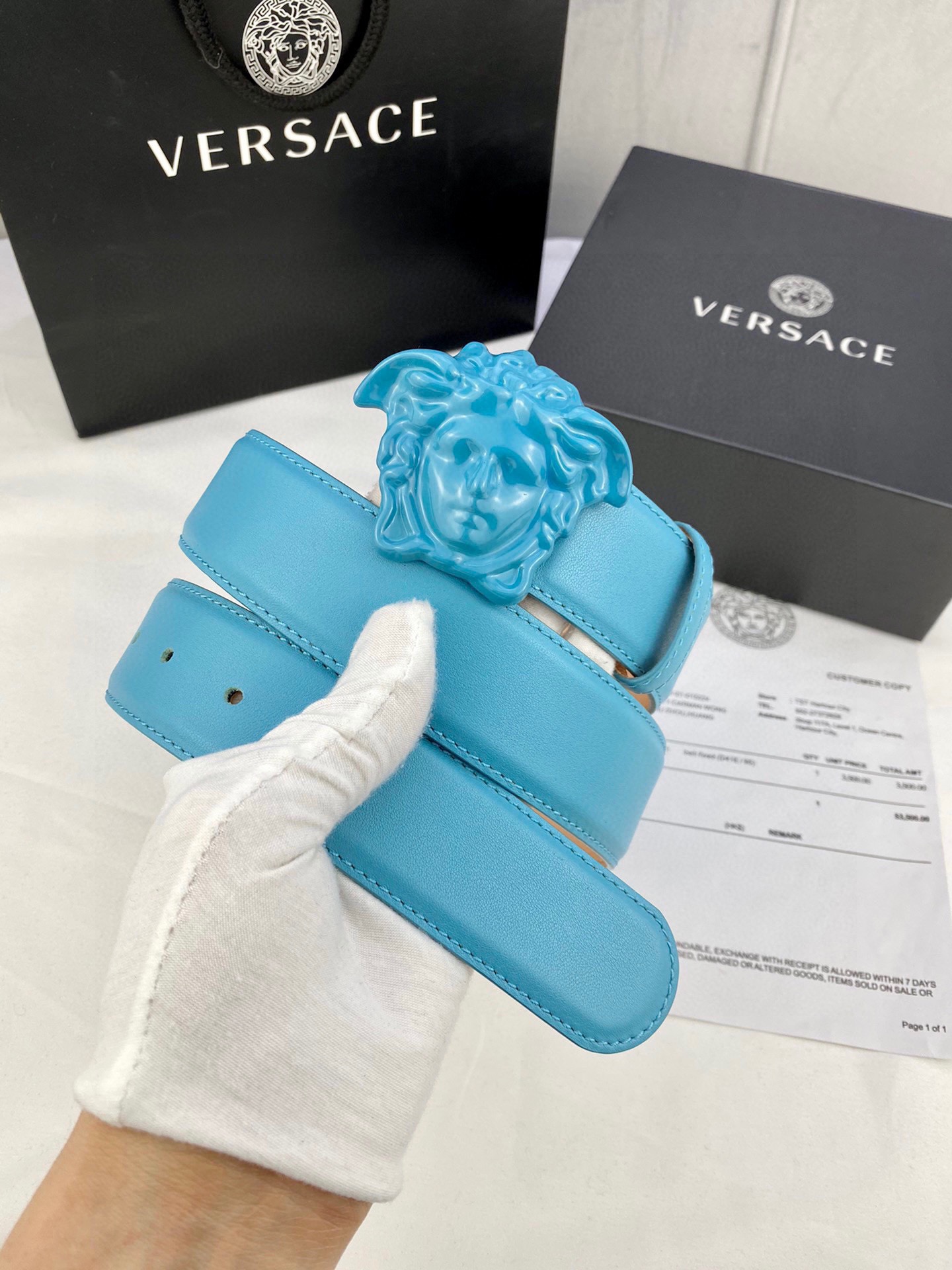 宽度4.0cm VERSACE （范思哲）此款柔软的皮带饰彩色3D美杜莎腰带扣，可搭配正装或休闲牛仔装。