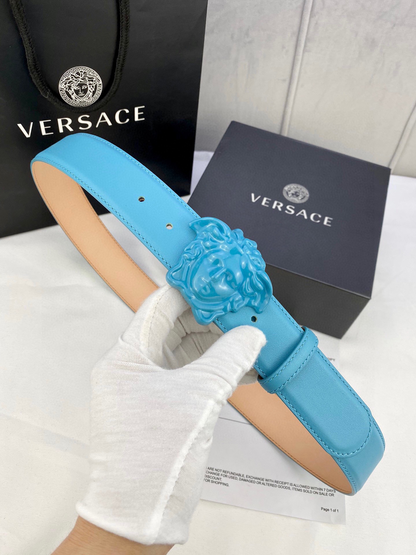 宽度4.0cm VERSACE （范思哲）此款柔软的皮带饰彩色3D美杜莎腰带扣，可搭配正装或休闲牛仔装。