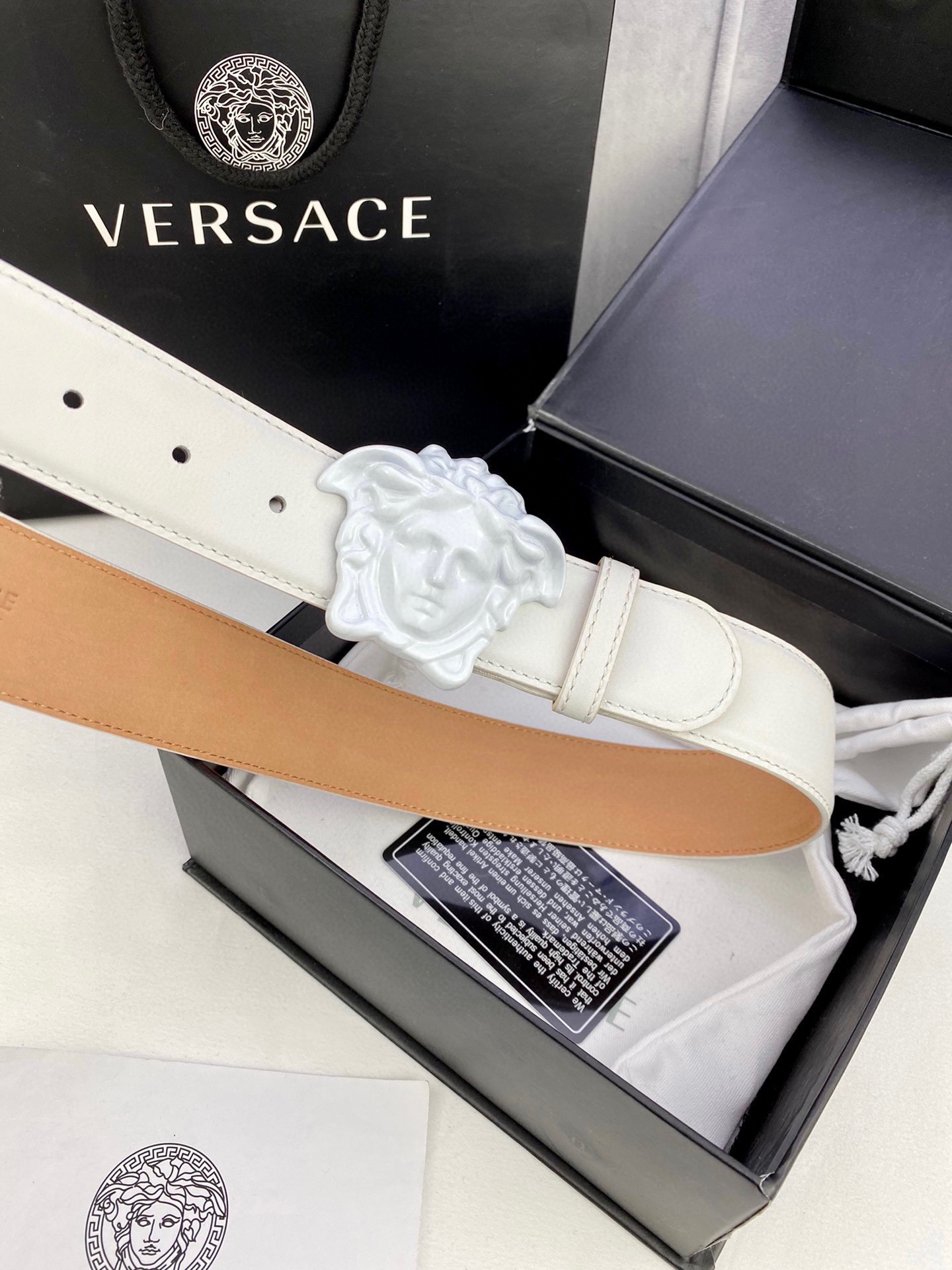 宽度4.0cm VERSACE （范思哲）此款柔软的皮带饰彩色3D美杜莎腰带扣，可搭配正装或休闲牛仔装。