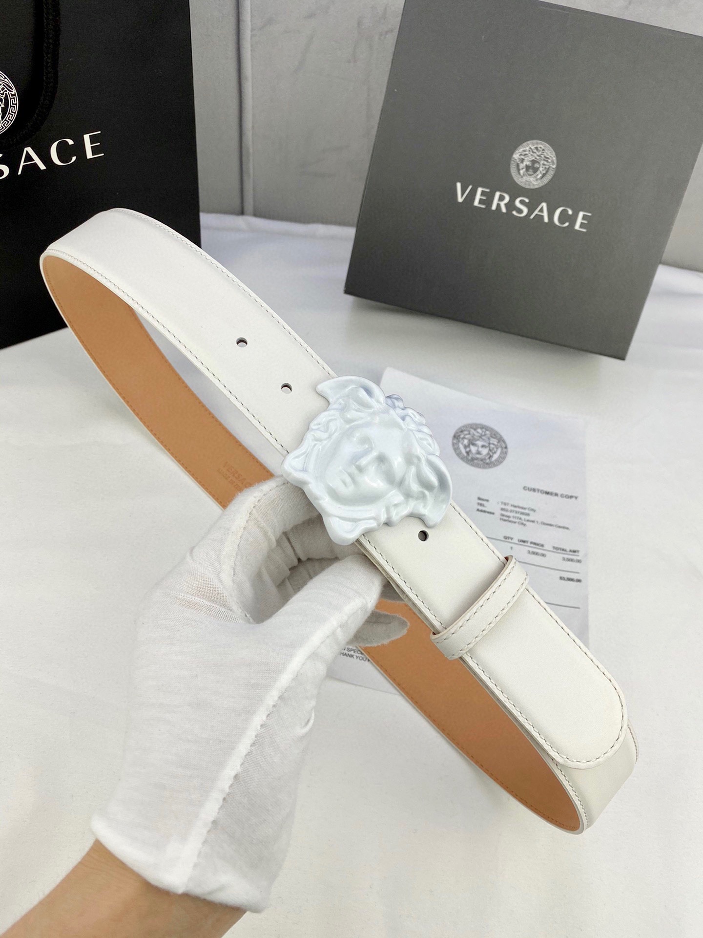 宽度4.0cm VERSACE （范思哲）此款柔软的皮带饰彩色3D美杜莎腰带扣，可搭配正装或休闲牛仔装。