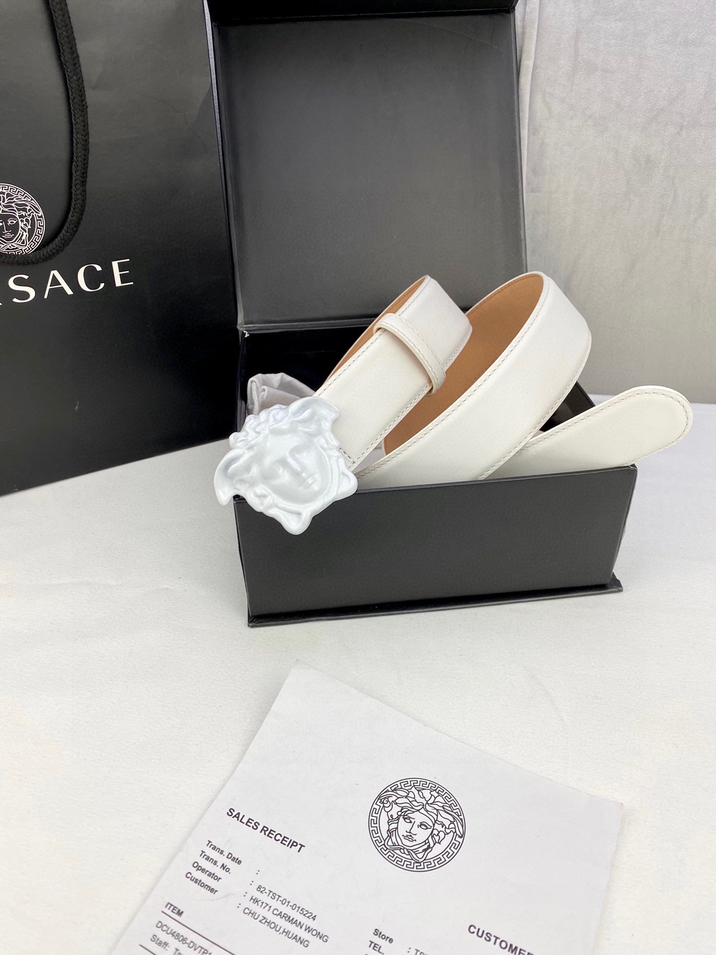 宽度4.0cm VERSACE （范思哲）此款柔软的皮带饰彩色3D美杜莎腰带扣，可搭配正装或休闲牛仔装。