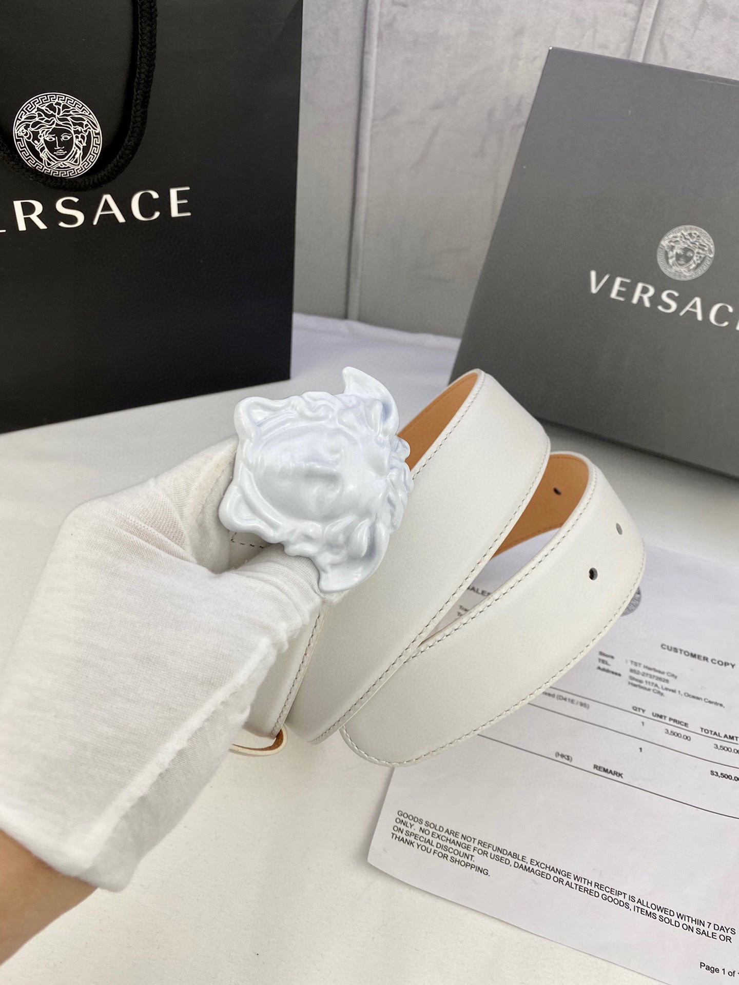 宽度4.0cm VERSACE （范思哲）此款柔软的皮带饰彩色3D美杜莎腰带扣，可搭配正装或休闲牛仔装。