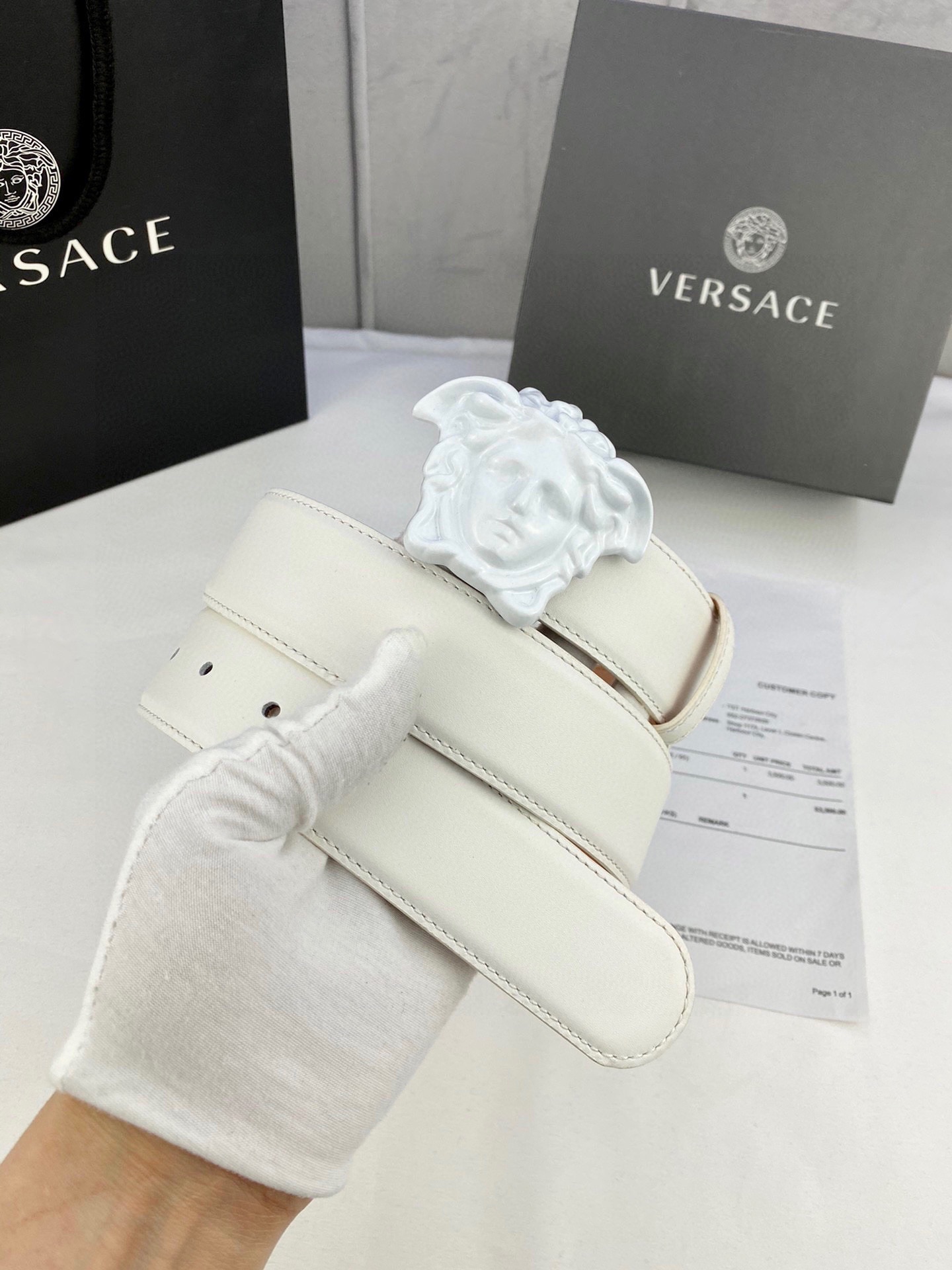 宽度4.0cm VERSACE （范思哲）此款柔软的皮带饰彩色3D美杜莎腰带扣，可搭配正装或休闲牛仔装。