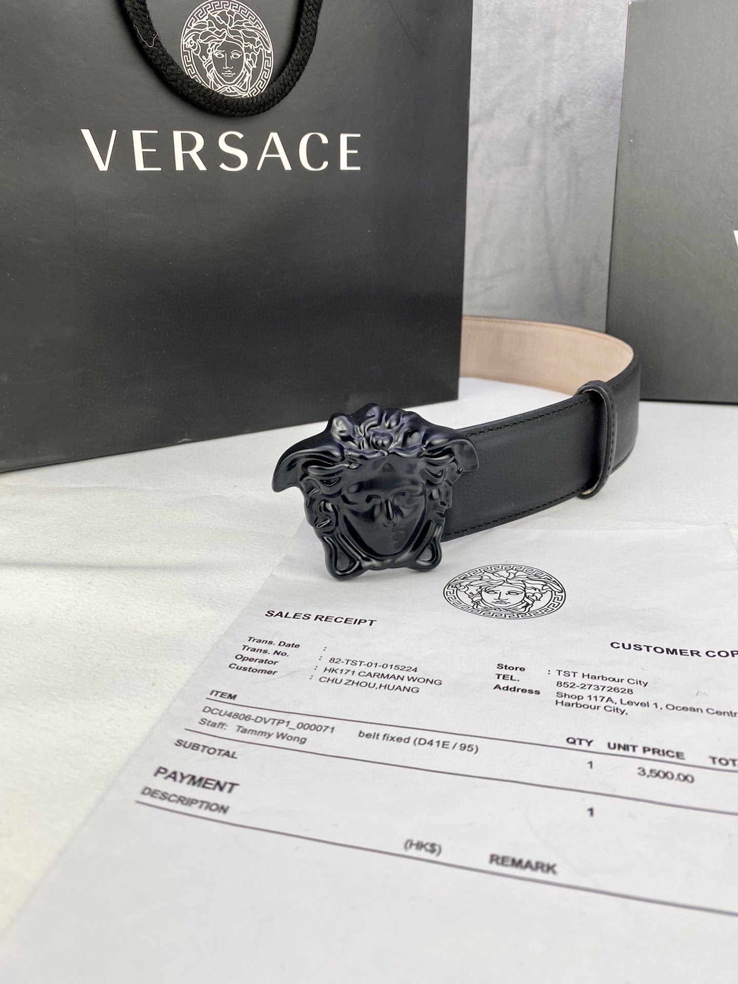 宽度4.0cm VERSACE （范思哲）此款柔软的皮带饰彩色3D美杜莎腰带扣，可搭配正装或休闲牛仔装。