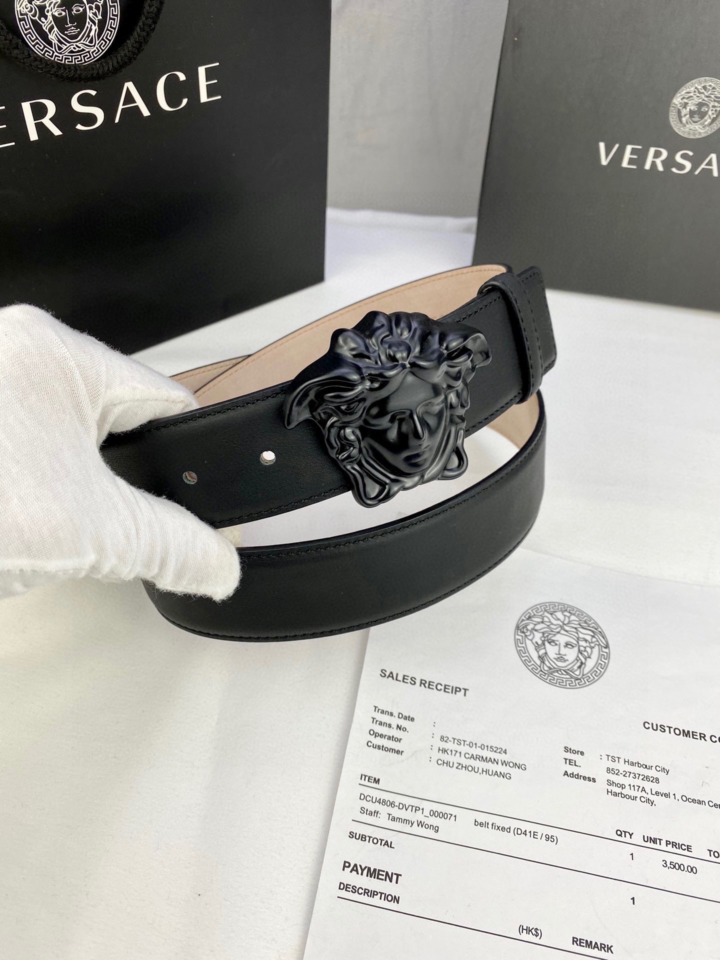 宽度4.0cm VERSACE （范思哲）此款柔软的皮带饰彩色3D美杜莎腰带扣，可搭配正装或休闲牛仔装。