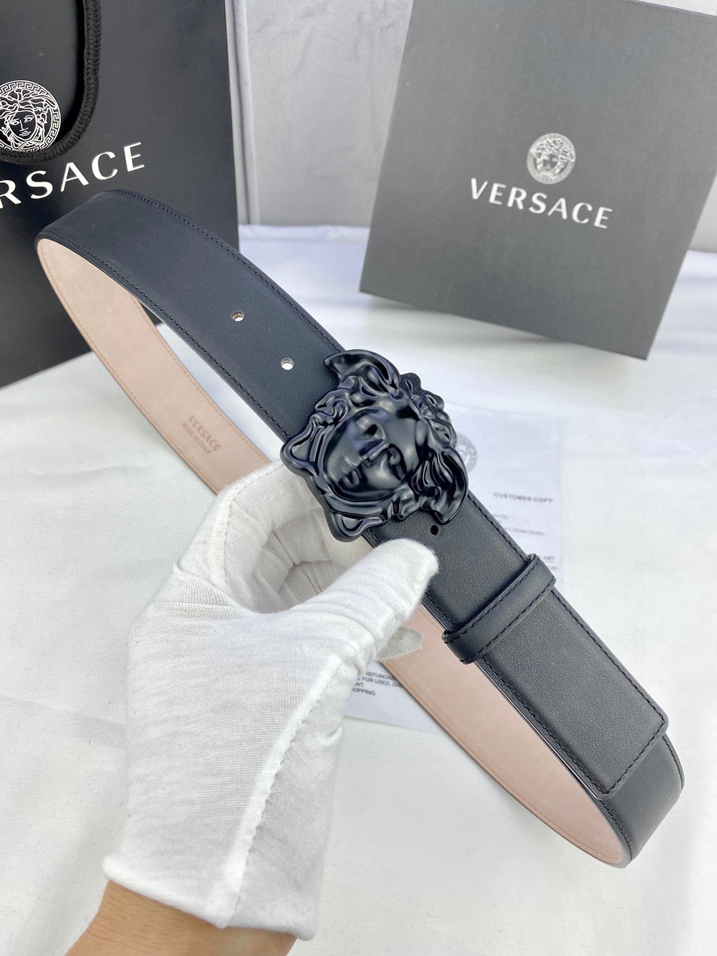 宽度4.0cm VERSACE （范思哲）此款柔软的皮带饰彩色3D美杜莎腰带扣，可搭配正装或休闲牛仔装。