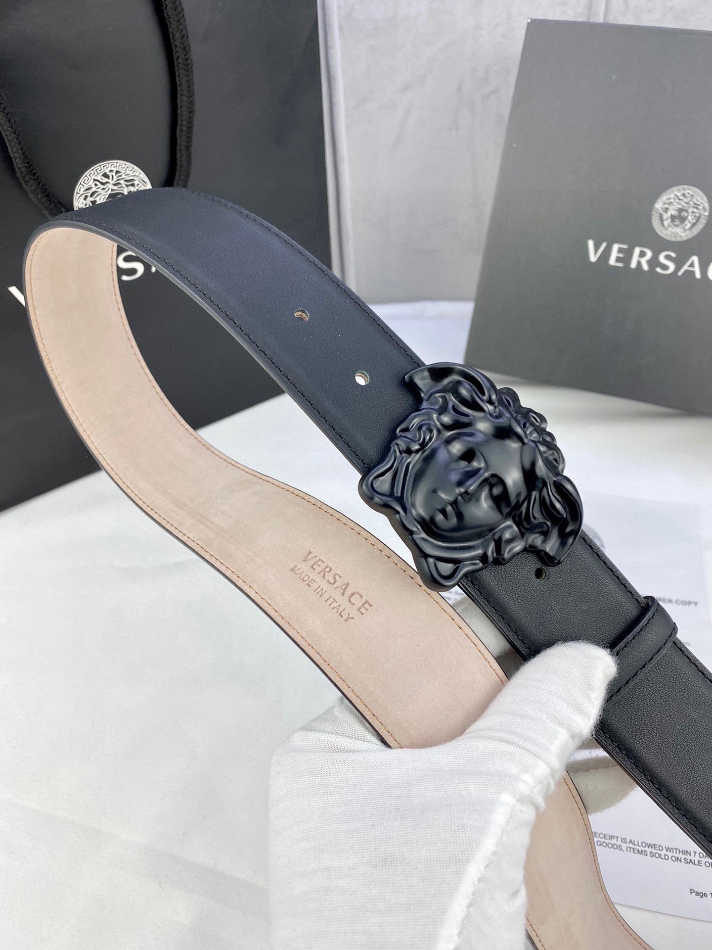 宽度4.0cm VERSACE （范思哲）此款柔软的皮带饰彩色3D美杜莎腰带扣，可搭配正装或休闲牛仔装。