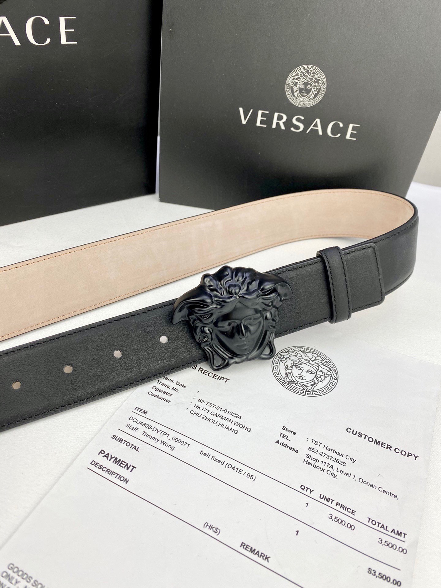 宽度4.0cm VERSACE （范思哲）此款柔软的皮带饰彩色3D美杜莎腰带扣，可搭配正装或休闲牛仔装。