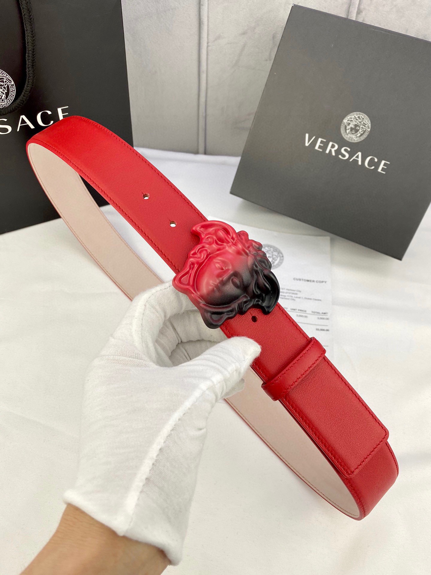 宽度4.0cm VERSACE （范思哲）此款柔软的皮带饰彩色3D美杜莎腰带扣，可搭配正装或休闲牛仔装。