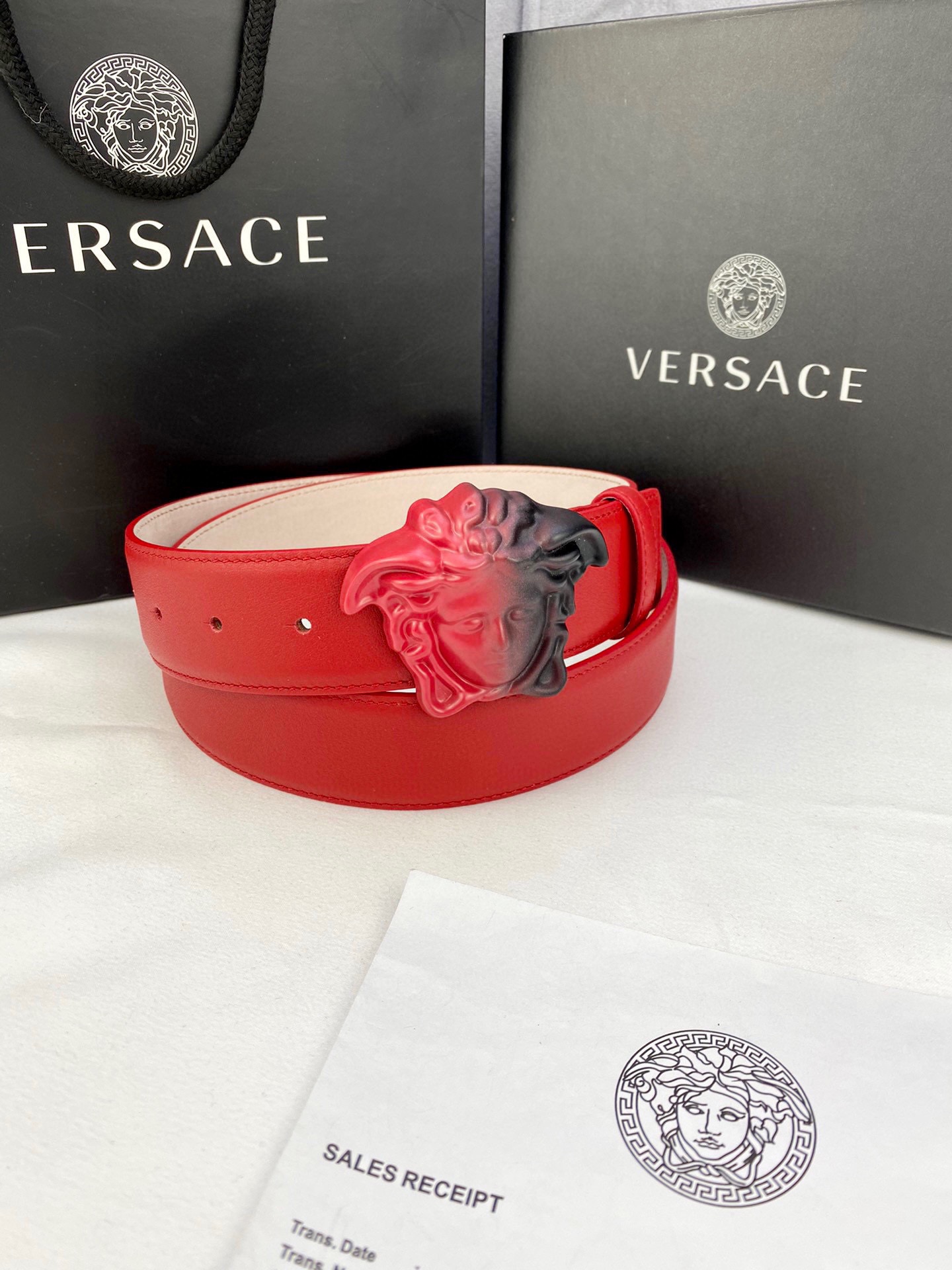 宽度4.0cm VERSACE （范思哲）此款柔软的皮带饰彩色3D美杜莎腰带扣，可搭配正装或休闲牛仔装。