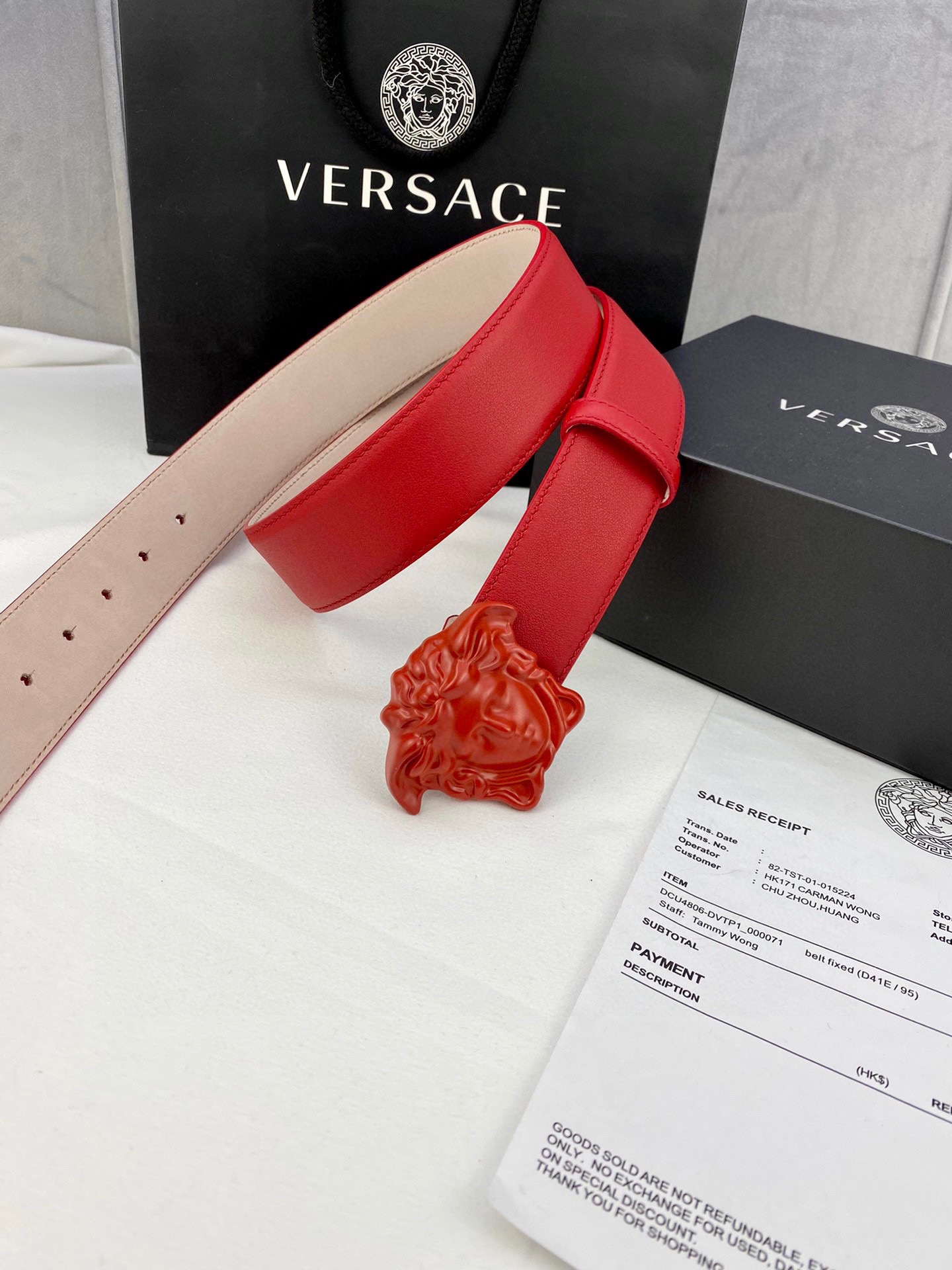 宽度4.0cm VERSACE （范思哲）此款柔软的皮带饰彩色3D美杜莎腰带扣，可搭配正装或休闲牛仔装。