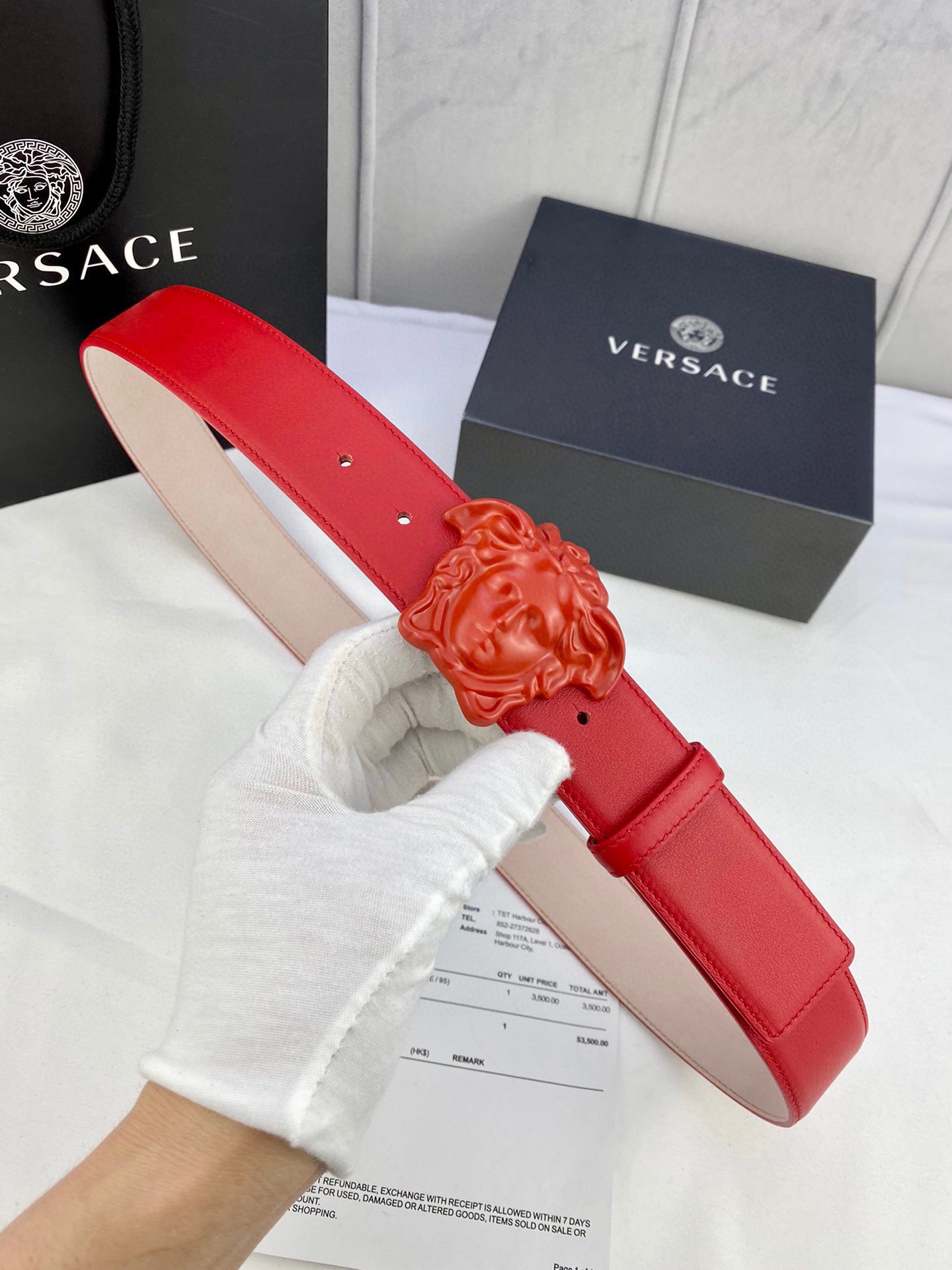 宽度4.0cm VERSACE （范思哲）此款柔软的皮带饰彩色3D美杜莎腰带扣，可搭配正装或休闲牛仔装。