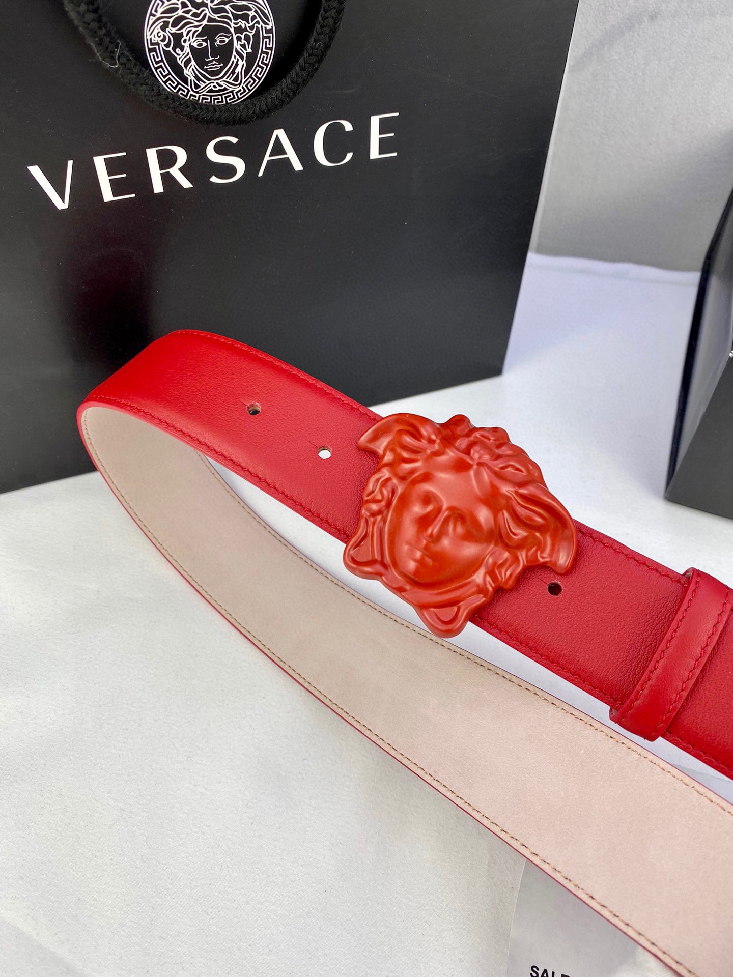 宽度4.0cm VERSACE （范思哲）此款柔软的皮带饰彩色3D美杜莎腰带扣，可搭配正装或休闲牛仔装。