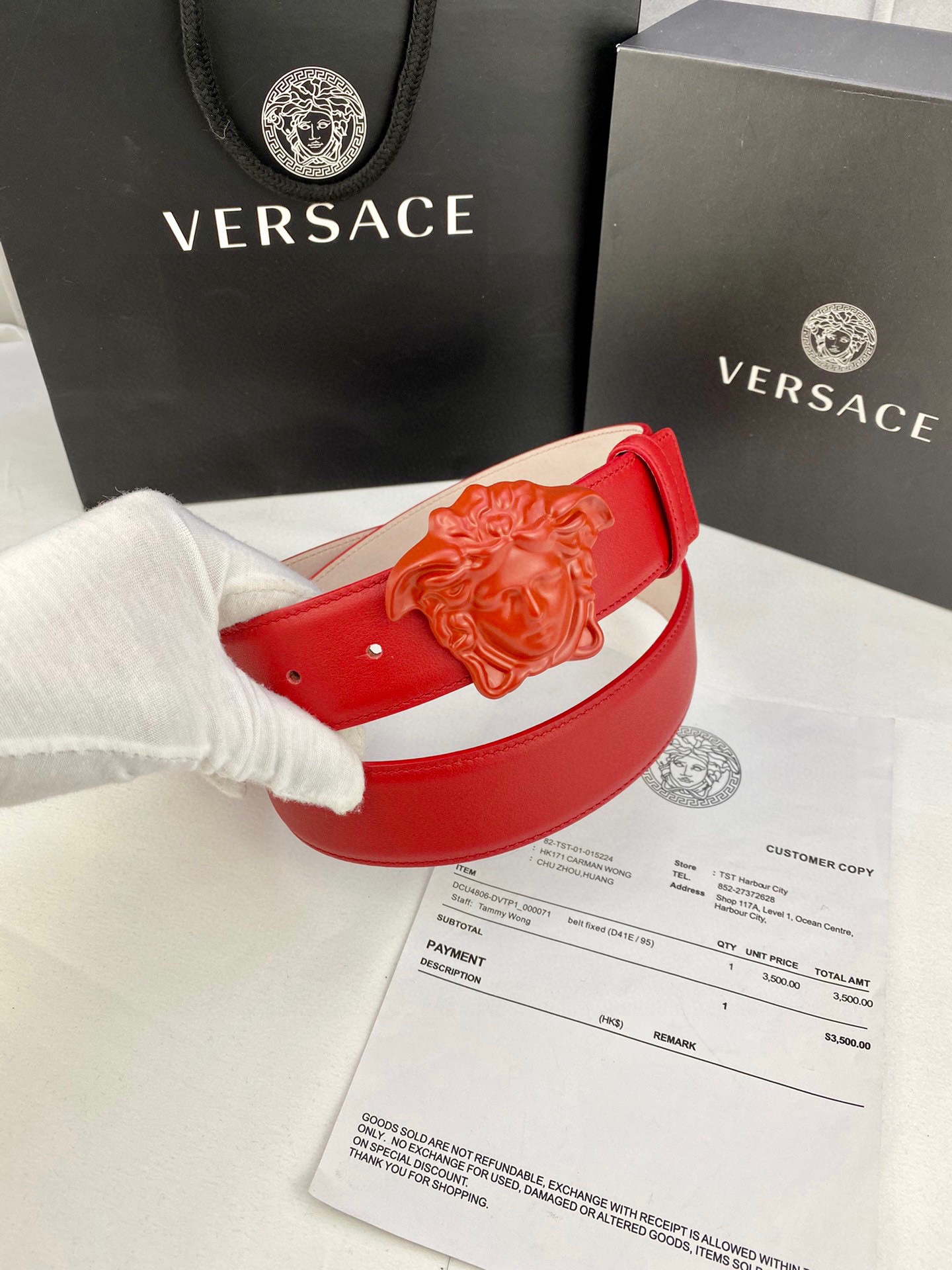 宽度4.0cm VERSACE （范思哲）此款柔软的皮带饰彩色3D美杜莎腰带扣，可搭配正装或休闲牛仔装。