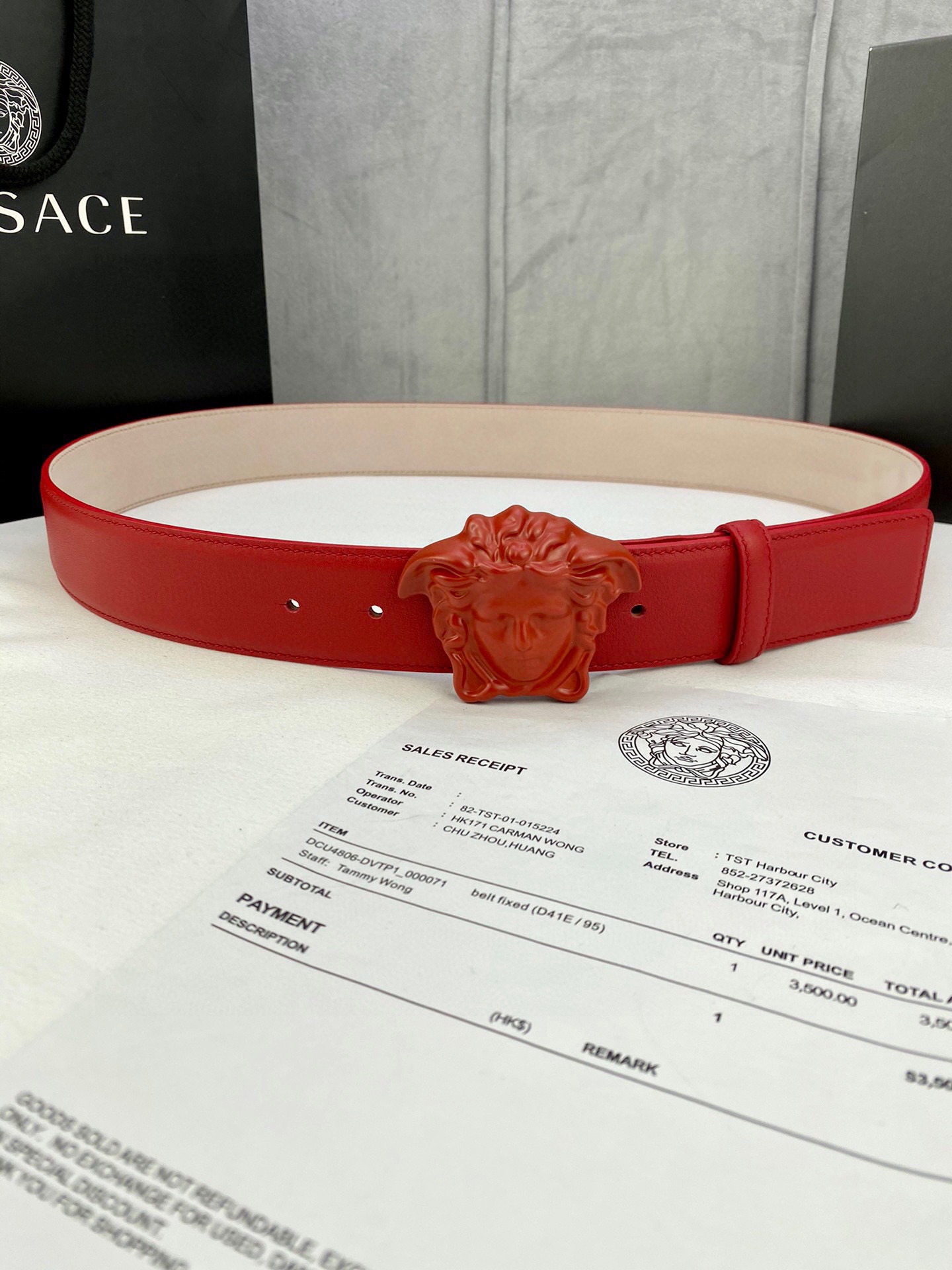 宽度4.0cm VERSACE （范思哲）此款柔软的皮带饰彩色3D美杜莎腰带扣，可搭配正装或休闲牛仔装。