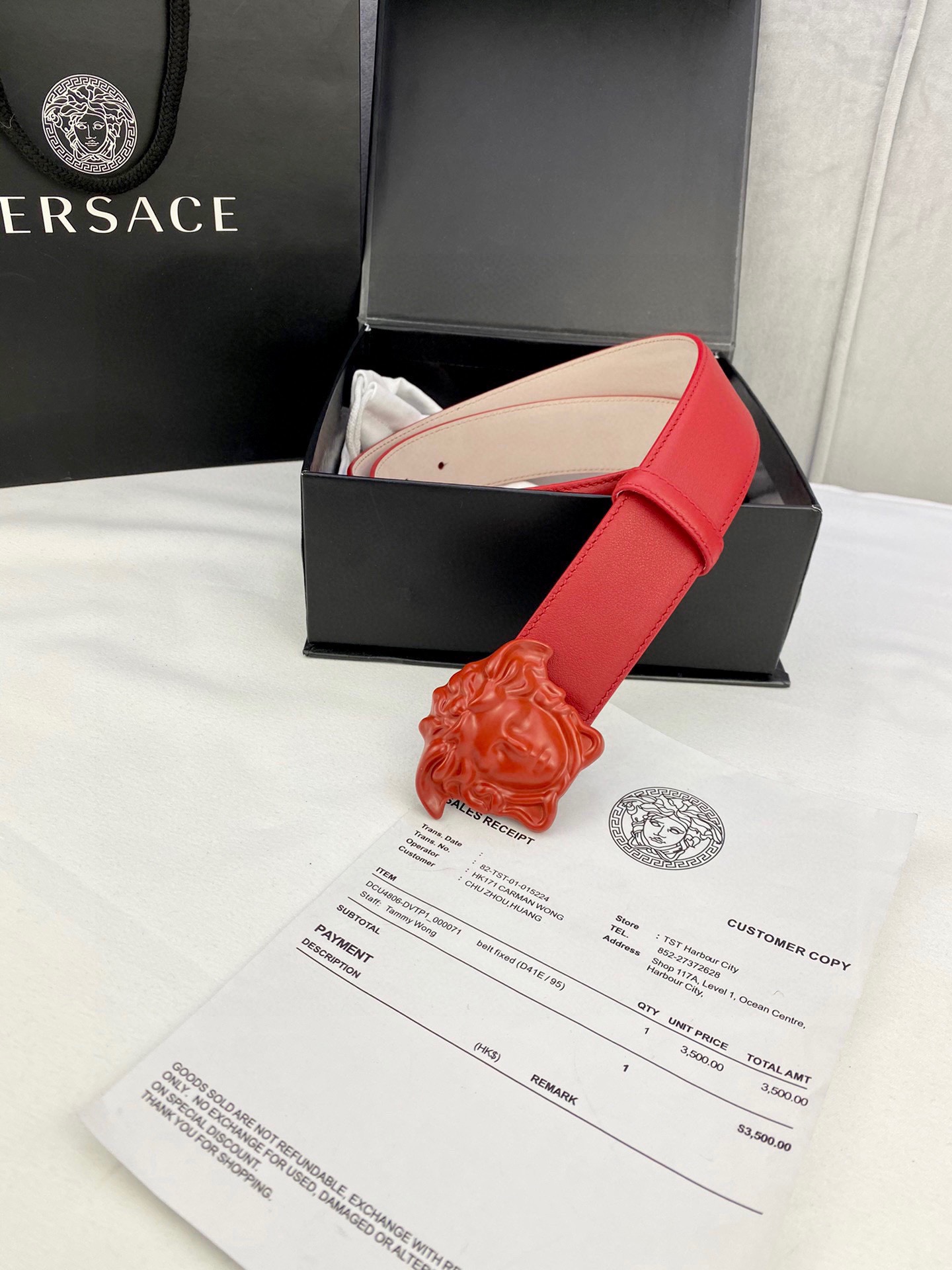 宽度4.0cm VERSACE （范思哲）此款柔软的皮带饰彩色3D美杜莎腰带扣，可搭配正装或休闲牛仔装。