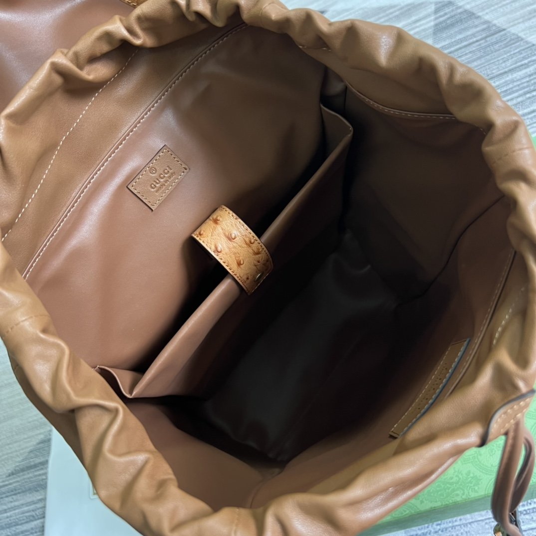 配专柜绿色礼品袋️饰双G鸵鸟皮滚边背包材质搭配惊艳动人生动诠释这款背包的典雅廓形棕色鸵鸟皮滚边呈现于米色
