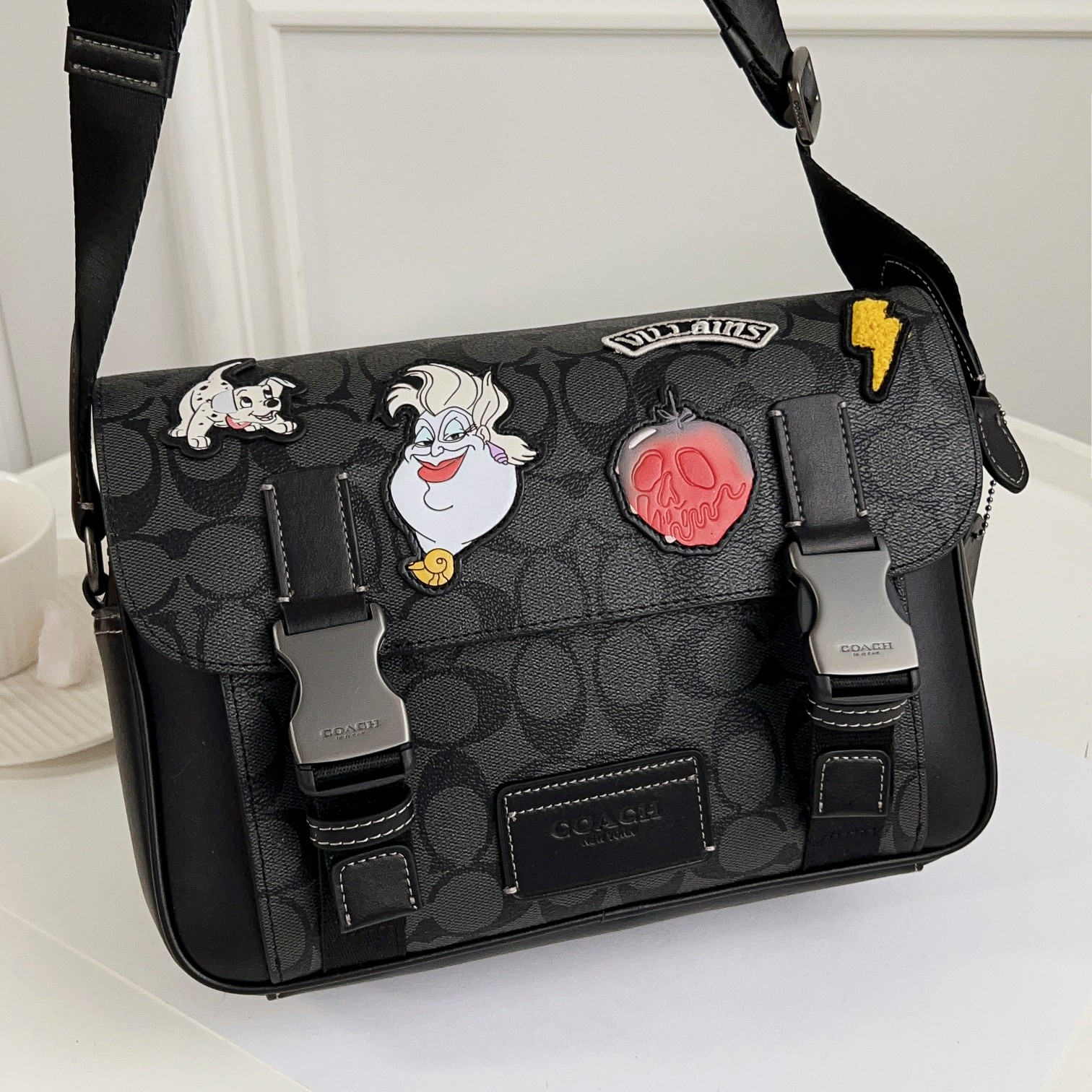Coach CC037男包 标志贴饰DISNEY TRACK斜挎包最新款邮差包最 的百搭色 非常适合潮男外搭 有种邻家哥哥的感觉 翻盖的设计加上卡扣两端非常 打开后 里面是一个隔层 隔层是吸铁式的放手机拿取比较方便 还有一个拉链隔层 空间非常大 包容性非常大 后面还有一个隔层 的pvc logo材质 耐用耐磨