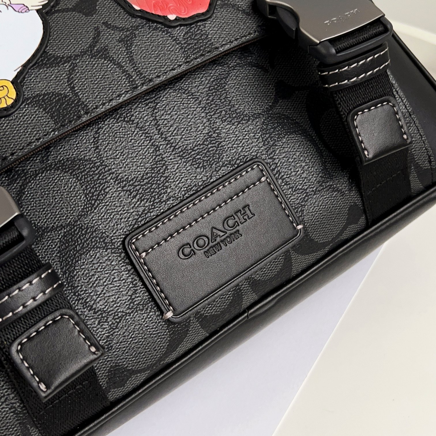Coach CC037男包 标志贴饰DISNEY TRACK斜挎包最新款邮差包最 的百搭色 非常适合潮男外搭 有种邻家哥哥的感觉 翻盖的设计加上卡扣两端非常 打开后 里面是一个隔层 隔层是吸铁式的放手机拿取比较方便 还有一个拉链隔层 空间非常大 包容性非常大 后面还有一个隔层 的pvc logo材质 耐用耐磨