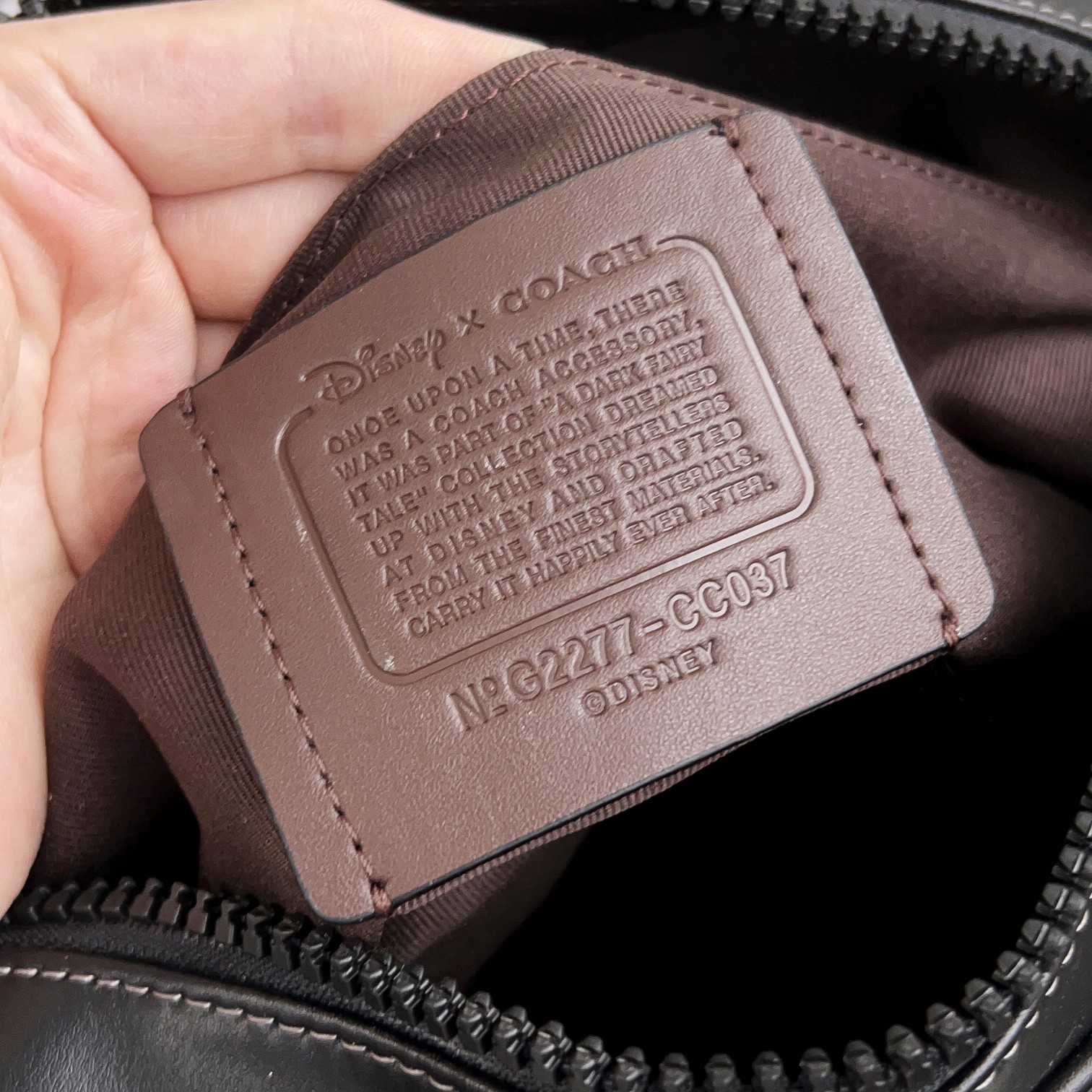Coach CC037男包 标志贴饰DISNEY TRACK斜挎包最新款邮差包最 的百搭色 非常适合潮男外搭 有种邻家哥哥的感觉 翻盖的设计加上卡扣两端非常 打开后 里面是一个隔层 隔层是吸铁式的放手机拿取比较方便 还有一个拉链隔层 空间非常大 包容性非常大 后面还有一个隔层 的pvc logo材质 耐用耐磨