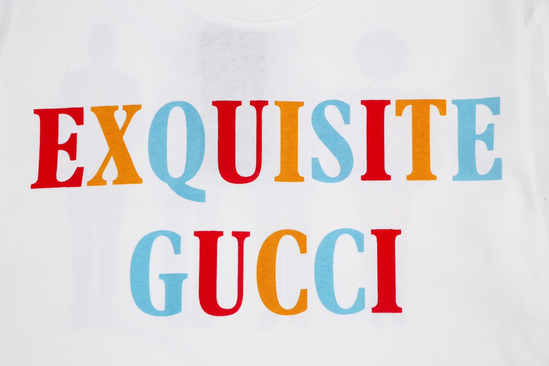 170 Gucci 古驰 这款米白色短袖正面印有彩色印花形式的“Exquisite Gucci”系列名