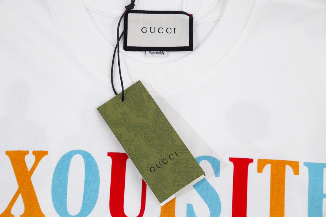 170 Gucci 古驰 这款米白色短袖正面印有彩色印花形式的“Exquisite Gucci”系列名