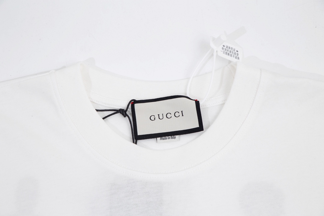 170 Gucci 古驰 这款米白色短袖正面印有彩色印花形式的“Exquisite Gucci”系列名