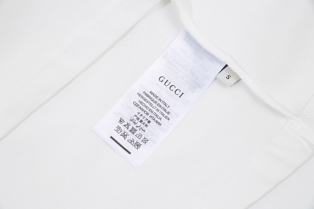 170 Gucci 古驰 这款米白色短袖正面印有彩色印花形式的“Exquisite Gucci”系列名