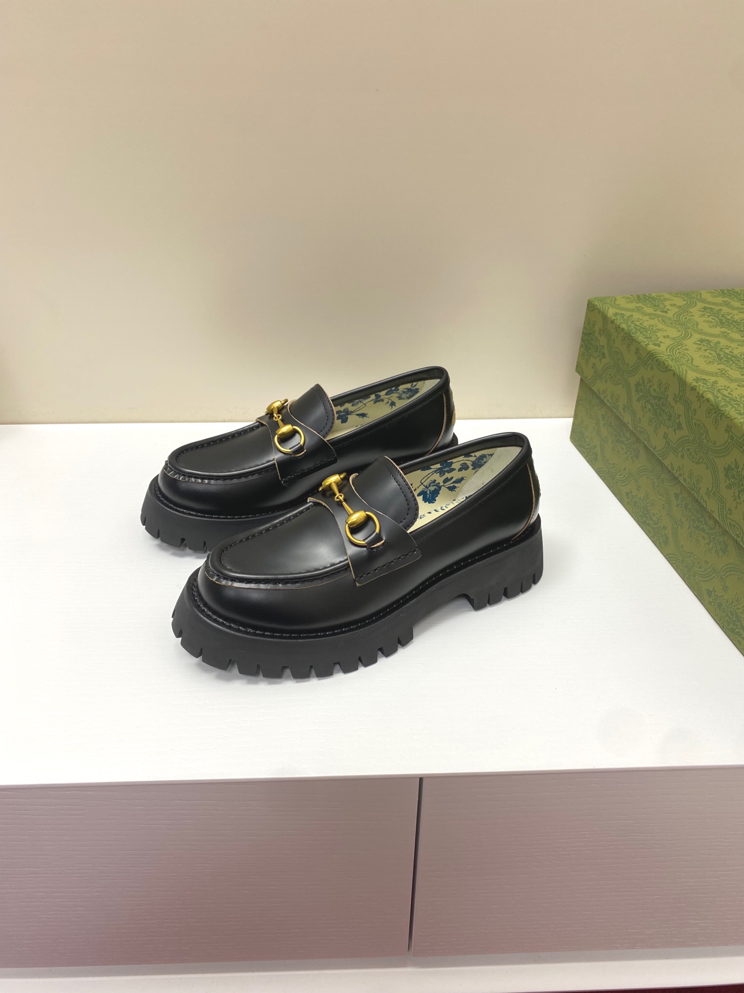 Gucci Shoes Loafers Black Gold Rose Yellow Embroidery Fall/Winter Collection