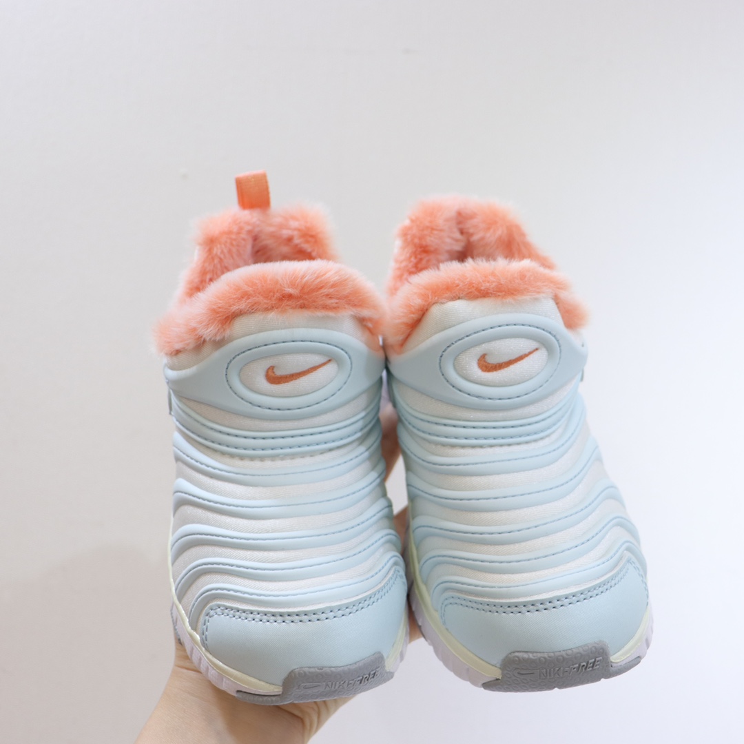 图片[4]-（22-27码小童） （28-37.5大童） 专Ｇ版ＮＫ加绒毛毛虫 专Ｇ最高版本👍原鞋开模相识度99.99%。 新配色太美了.内里毛料也是采用非常优质独特的绒。鞋头和侧边的标也是采用不一样的特殊工艺材料.带点亮闪闪超级漂亮。经典款百搭保暖舒适一步到位👏纯手工剪裁.上脚也一样好看不显胖.-选品中心