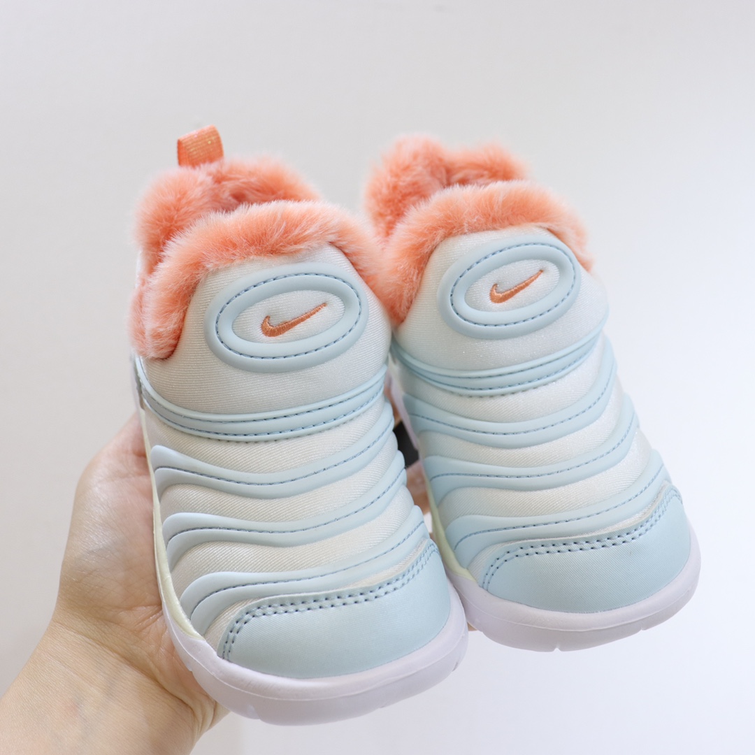 图片[2]-（22-27码小童） （28-37.5大童） 专Ｇ版ＮＫ加绒毛毛虫 专Ｇ最高版本👍原鞋开模相识度99.99%。 新配色太美了.内里毛料也是采用非常优质独特的绒。鞋头和侧边的标也是采用不一样的特殊工艺材料.带点亮闪闪超级漂亮。经典款百搭保暖舒适一步到位👏纯手工剪裁.上脚也一样好看不显胖.-选品中心