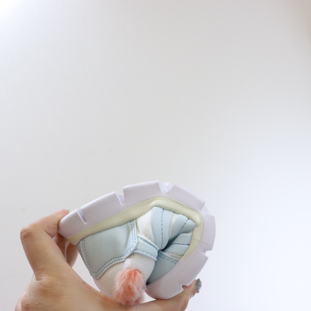 图片[9]-（22-27码小童） （28-37.5大童） 专Ｇ版ＮＫ加绒毛毛虫 专Ｇ最高版本👍原鞋开模相识度99.99%。 新配色太美了.内里毛料也是采用非常优质独特的绒。鞋头和侧边的标也是采用不一样的特殊工艺材料.带点亮闪闪超级漂亮。经典款百搭保暖舒适一步到位👏纯手工剪裁.上脚也一样好看不显胖.-选品中心