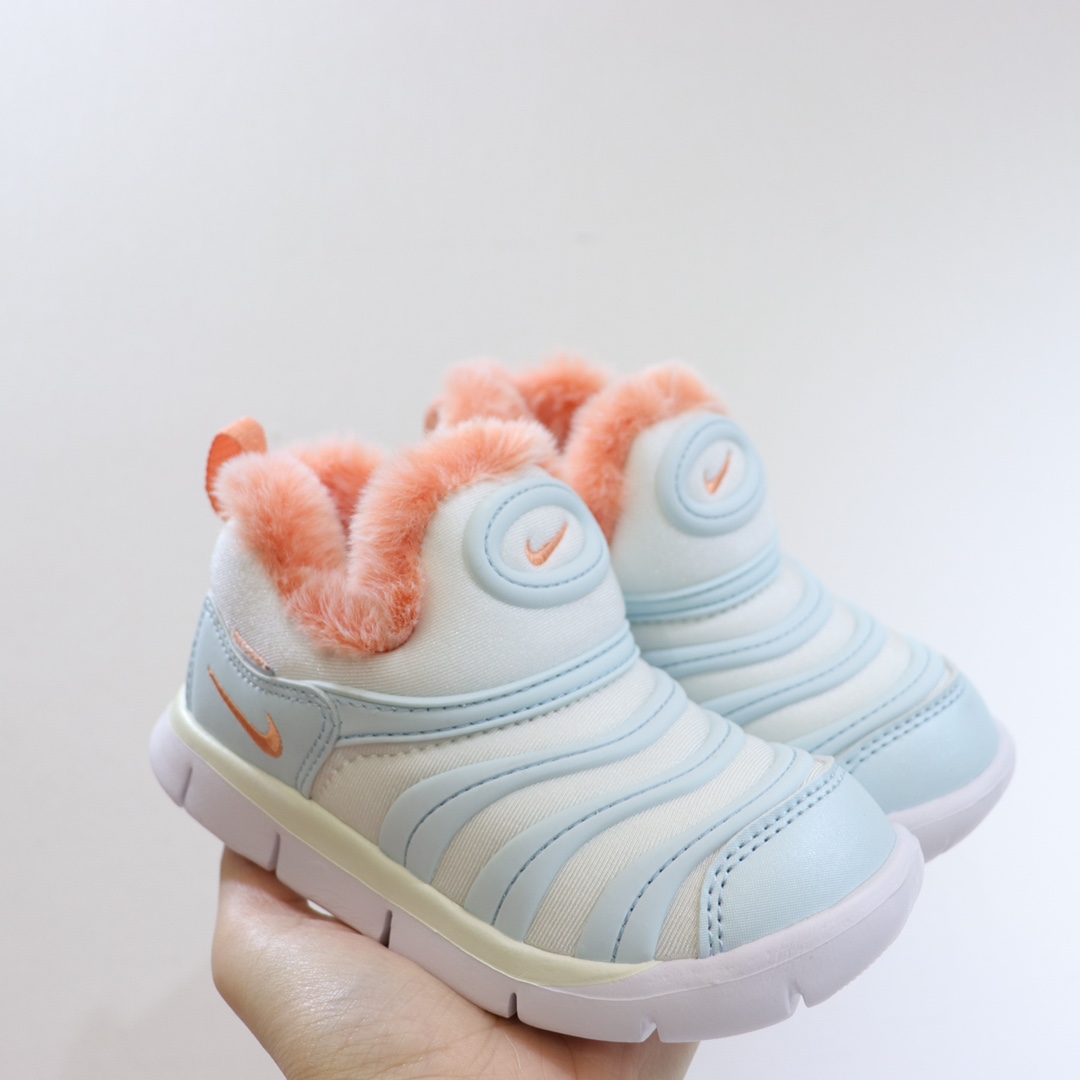 (22-27码小童) (28-37.5大童) 专G版NK加绒毛毛虫 专G最高版本👍原鞋开模相识度99.99%。 新配色太美了.内里毛料也是采用非常优质独特的绒。鞋头和侧边的标也是采用不一样的特殊工艺材料.带点亮闪闪超级漂亮。经典款百搭保暖舒适一步到位👏纯手工剪裁.上脚也一样好看不显胖.-选品中心