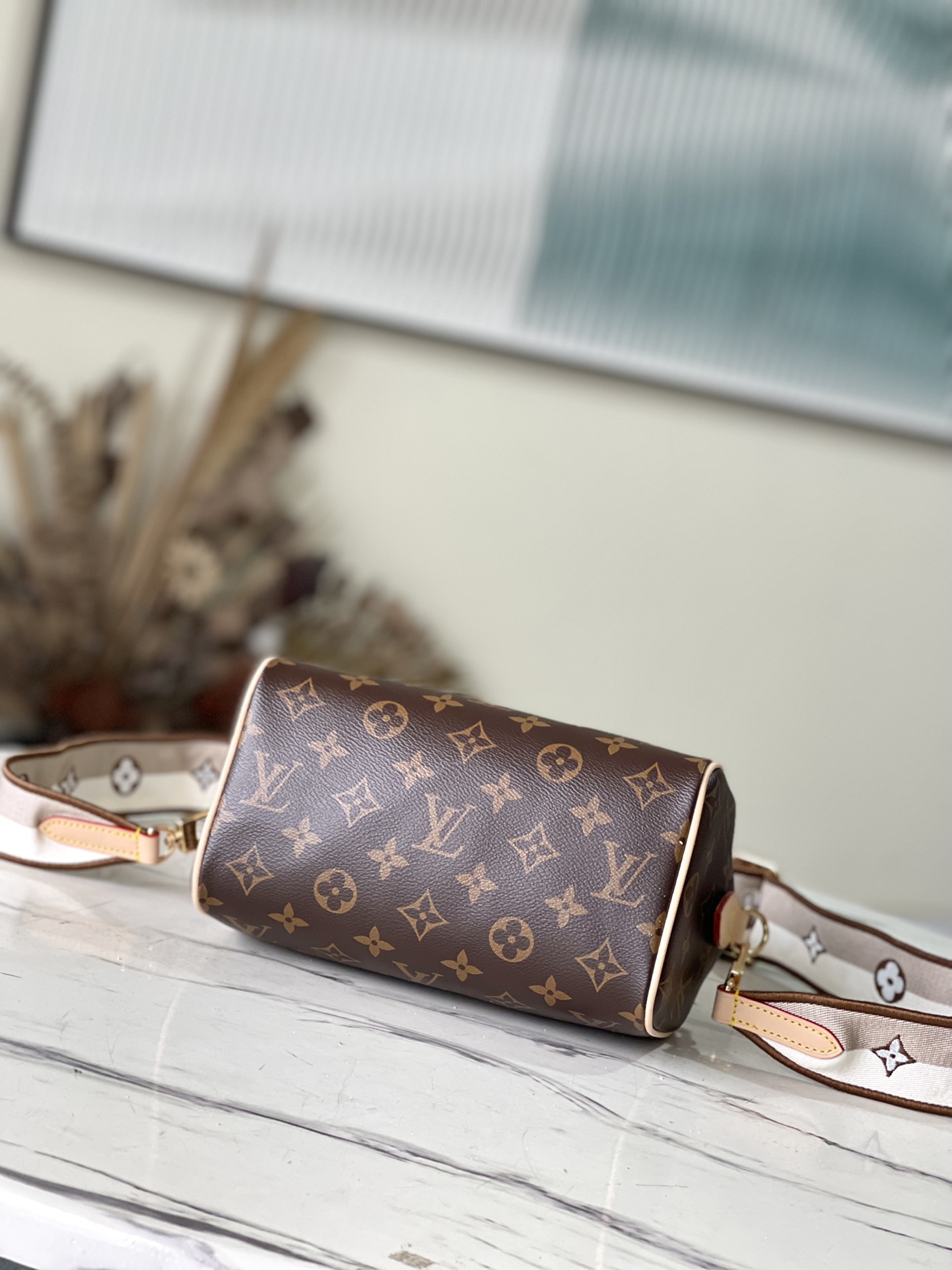 LOUIS VUITTON M46222 Inspired by classic travel bags