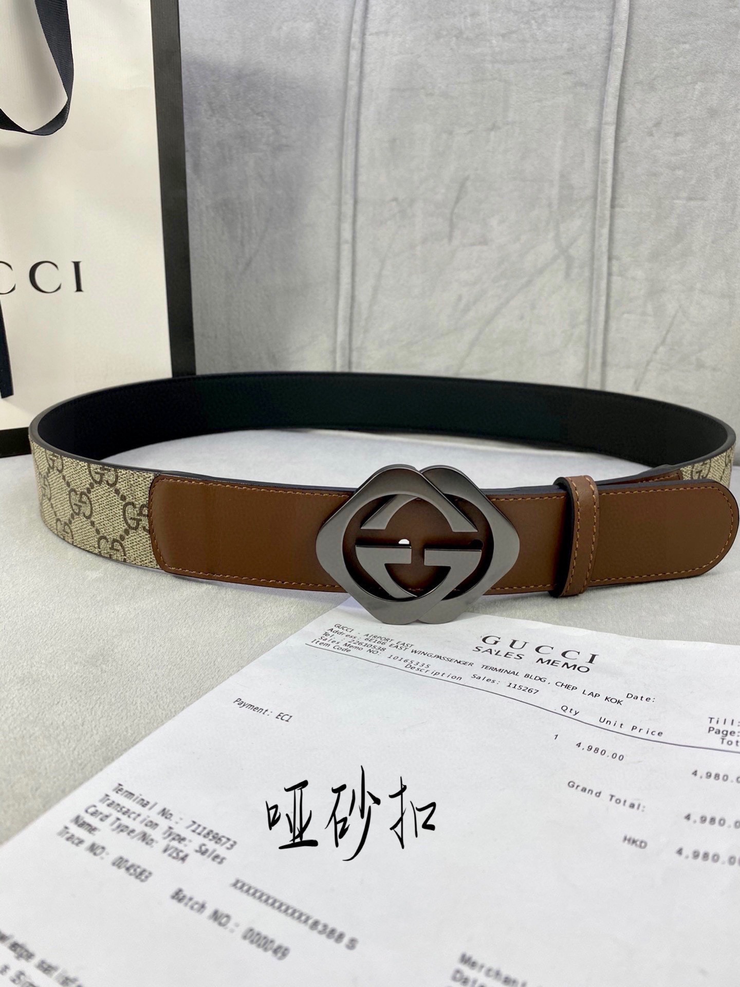 NO:763931,Width 4.0cm gucci This belt makes a stunning debut in the pre-fall collection. It adopts the brand's double G monogram pattern in the iconic beige/ebony color combination, which complements the black leather material. The double G diamond-shaped sand buckle has an aged effect, highlighting the fashionable shape., belt, gucci19860909宽度4.0cm gucci 这款腰带在早秋系列中惊艳亮相,采用以标志性米色/乌木色组合呈现的品牌双G字母交织图案,与黑色皮革材质相得益彰.双G菱形砂扣采用做旧效果,突显时尚造型.,皮带,gucci,Belt