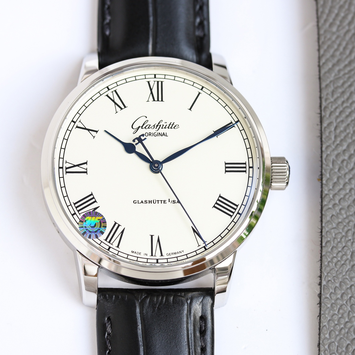 NO:383870,3WF Senator Glashütte's Essence of Grand Three Needles 1-39-59-01-02-04 Super replica one-to-one authentic mold opening, quenched blue steel pointer with white Roman scale dial is a classic combination, simple and elegant. The 40mm watch diameter is a suitable size for most people, equipped with a replica Cal.39-59 automatic winding movement (almost zero failure rate)  The case is made of 316L stainless steel, and the cnc process and polished the details of the diamond corners. The deck is replaced by imported copper material and 18k white gold Geneva pattern, making it more realistic, and the deck is cleaner and has a stronger texture. The thickness of the goose neck is corrected to get closer to the original. The bearing size is corrected, and the pattern of the washing wheel is more delicate. The double-sided sapphire glass watch mirror, the front cover can be used as the original product (spiral unscrewed) and can be interchanged with the original product. Italian cowhide is matched with the original snaps and the original version.,,glashutte,cowhide198609093WF格拉苏蒂参议员大三针精髓1-39-59-01-02-04 超级复刻一比一正品开模,淬火蓝钢指针搭配白色罗马刻度表盘是一种经典组合,简约当中透出一丝文雅.40毫米的表径对于大多数人来说是一个合适的尺寸,搭载复刻Cal.39-59自动上链机芯(几乎零故障率 ) 表壳使用316L精钢材质,cnc工艺加工打磨菱角细节.甲板改用进口铜材料镀18k白金日内瓦纹更逼真,做出来的甲板更干净,质感更强.修正鹅颈的粗细,更进一步接近原装.修正轴承尺寸,洗花轮纹路更细腻.双面蓝宝石玻璃表镜,前盖与正品一样可以(螺旋式拧开)可与正品互换,意大利牛皮搭配原装按扣与原版互通.,,glashutte,cowhide,Watch