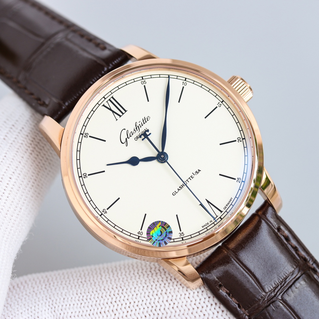 NO:383777,The essence of Senator Glashütte's three-needle 1-39-59-01-02-04 Super replica one-to-one authentic mold opening, quenched blue steel pointer with white Roman scale dial is a classic combination, simple and elegant. The 40mm watch diameter is a suitable size for most people, equipped with a replica Cal.39-59 automatic winding movement (almost zero failure rate)  The case is made of 316L stainless steel, and the CNC process and grind the details of the diamond corners. The deck is replaced by imported copper material and 18k white gold Geneva pattern, making it more realistic, and the deck is cleaner and has a stronger texture. The thickness of the goose neck is corrected to get closer to the original. The bearing size is corrected, and the pattern of the washing wheel is more delicate. The double-sided sapphire glass watch mirror, the front cover can be used as the original (spiral unscrewed) and can be interchanged with the original. Italian cowhide is matched with the original snaps and the original version.,,glashutte,cowhide19860909格拉苏蒂参议员大三针精髓1-39-59-01-02-04 超级复刻一比一正品开模,淬火蓝钢指针搭配白色罗马刻度表盘是一种经典组合,简约当中透出一丝文雅.40毫米的表径对于大多数人来说是一个合适的尺寸,搭载复刻Cal.39-59自动上链机芯(几乎零故障率 ) 表壳使用316L精钢材质,cnc工艺加工打磨菱角细节.甲板改用进口铜材料镀18k白金日内瓦纹更逼真,做出来的甲板更干净,质感更强.修正鹅颈的粗细,更进一步接近原装.修正轴承尺寸,洗花轮纹路更细腻.双面蓝宝石玻璃表镜,前盖与正品一样可以(螺旋式拧开)可与正品互换,意大利牛皮搭配原装按扣与原版互通.,,glashutte,cowhide,Watch
