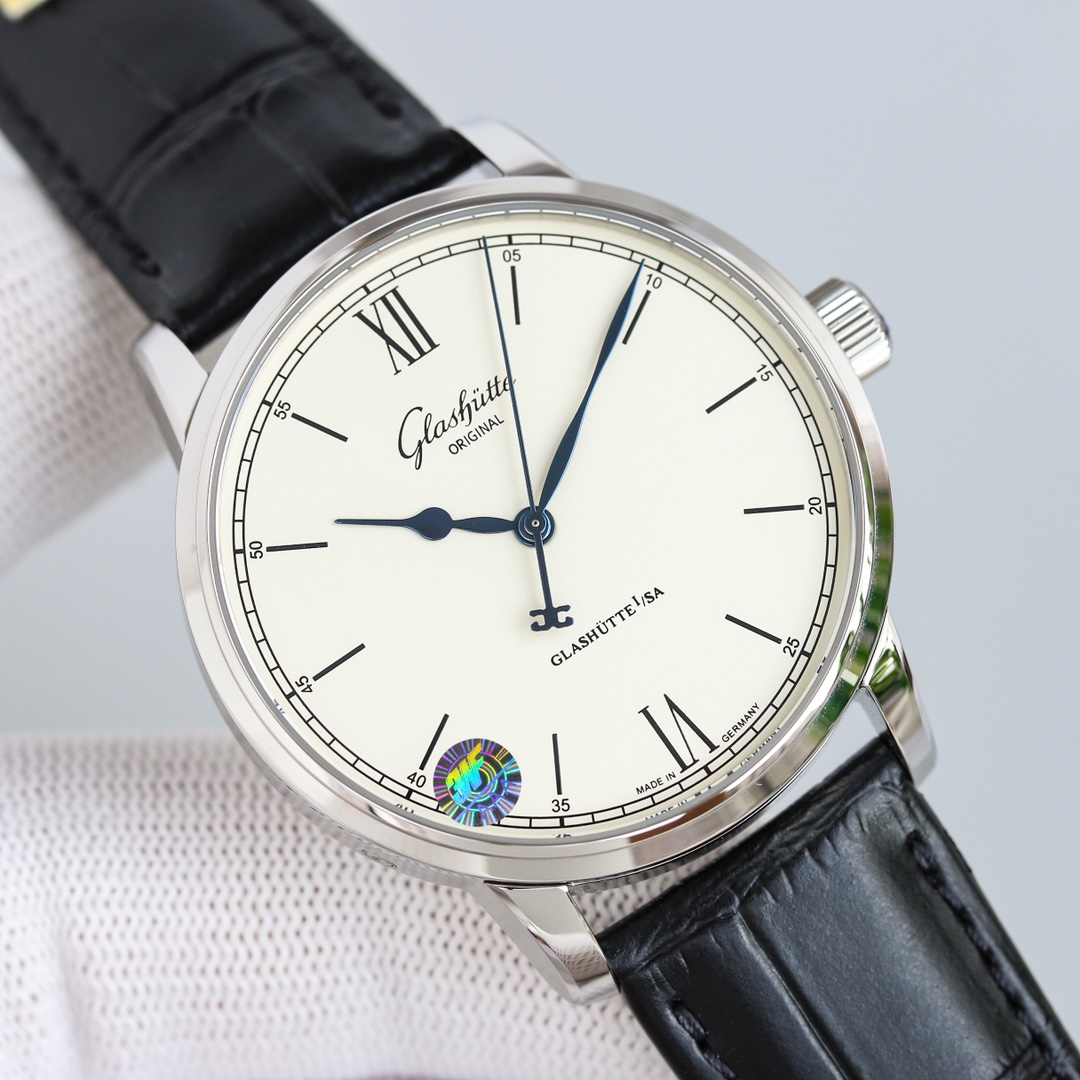 NO:383785,The essence of Senator Glashütte's three-needle 1-39-59-01-02-04 Super replica one-to-one authentic mold opening, quenched blue steel pointer with white Roman scale dial is a classic combination, simple and elegant. The 40mm watch diameter is a suitable size for most people, equipped with a replica Cal.39-59 automatic winding movement (almost zero failure rate)  The case is made of 316L stainless steel, and the cnc process and polished the details of the diamond corners. The deck is replaced by imported copper material and 18k white gold Geneva pattern, making it more realistic, and the deck is cleaner and has a stronger texture. The thickness of the goose neck is corrected to get closer to the original. The bearing size is corrected, and the pattern of the washing wheel is more delicate. The double-sided sapphire glass watch mirror, the front cover can be used as the original product (spiral unscrewed) and can be interchanged with the original product. Italian cowhide is matched with the original snaps and the original version.,,glashutte,cowhide19860909格拉苏蒂参议员大三针精髓1-39-59-01-02-04 超级复刻一比一正品开模,淬火蓝钢指针搭配白色罗马刻度表盘是一种经典组合,简约当中透出一丝文雅.40毫米的表径对于大多数人来说是一个合适的尺寸,搭载复刻Cal.39-59自动上链机芯(几乎零故障率 ) 表壳使用316L精钢材质,cnc工艺加工打磨菱角细节.甲板改用进口铜材料镀18k白金日内瓦纹更逼真,做出来的甲板更干净,质感更强.修正鹅颈的粗细,更进一步接近原装.修正轴承尺寸,洗花轮纹路更细腻.双面蓝宝石玻璃表镜,前盖与正品一样可以(螺旋式拧开)可与正品互换,意大利牛皮搭配原装按扣与原版互通.,,glashutte,cowhide,Watch