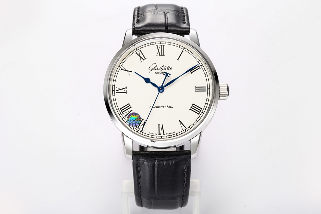 NO:383879,The essence of Senator Glashütte's three-needle 1-39-59-01-02-04 Super replica one-to-one authentic mold opening, quenched blue steel pointer with white Roman scale dial is a classic combination, simple and elegant. The 40mm watch diameter is a suitable size for most people, equipped with a replica Cal.39-59 automatic winding movement (almost zero failure rate)  The case is made of 316L stainless steel, and the CNC process and grind the details of the diamond corners. The deck is replaced by imported copper material and 18k white gold Geneva pattern, making it more realistic, and the deck is cleaner and has a stronger texture. The thickness of the goose neck is corrected to get closer to the original. The bearing size is corrected, and the pattern of the washing wheel is more delicate. The double-sided sapphire glass watch mirror, the front cover can be used as the original (spiral unscrewed) and can be interchanged with the original. Italian cowhide is matched with the original snaps and the original version.,,glashutte,cowhide19860909格拉苏蒂参议员大三针精髓1-39-59-01-02-04 超级复刻一比一正品开模,淬火蓝钢指针搭配白色罗马刻度表盘是一种经典组合,简约当中透出一丝文雅.40毫米的表径对于大多数人来说是一个合适的尺寸,搭载复刻Cal.39-59自动上链机芯(几乎零故障率 ) 表壳使用316L精钢材质,cnc工艺加工打磨菱角细节.甲板改用进口铜材料镀18k白金日内瓦纹更逼真,做出来的甲板更干净,质感更强.修正鹅颈的粗细,更进一步接近原装.修正轴承尺寸,洗花轮纹路更细腻.双面蓝宝石玻璃表镜,前盖与正品一样可以(螺旋式拧开)可与正品互换,意大利牛皮搭配原装按扣与原版互通.,,glashutte,cowhide,Watch