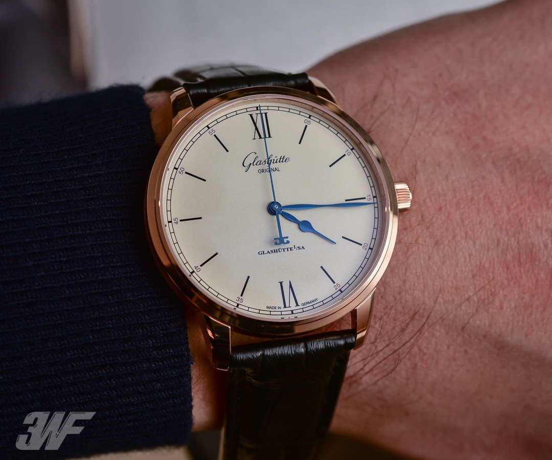 NO:383808,3WF Senator Glashütte's Essence of Grand Three Needles 1-39-59-01-02-04 Super replica one-to-one authentic mold opening, quenched blue steel pointer with white Roman scale dial is a classic combination, simple and elegant. The 40mm watch diameter is a suitable size for most people, equipped with a replica Cal.39-59 automatic winding movement (almost zero failure rate)  The case is made of 316L stainless steel, and the CNC process and grind the details of the diamond corners. The deck is replaced by imported copper material and 18k white gold Geneva pattern, making it more realistic, and the deck is cleaner and has a stronger texture. The thickness of the goose neck is corrected to get closer to the original. The bearing size is corrected, and the pattern of the washing wheel is more delicate. The double-sided sapphire glass watch mirror, the front cover can be used as the original (spiral unscrewed) and can be interchanged with the original. Italian cowhide is matched with the original snaps and the original version.,,glashutte,cowhide198609093WF格拉苏蒂参议员大三针精髓1-39-59-01-02-04 超级复刻一比一正品开模,淬火蓝钢指针搭配白色罗马刻度表盘是一种经典组合,简约当中透出一丝文雅.40毫米的表径对于大多数人来说是一个合适的尺寸,搭载复刻Cal.39-59自动上链机芯(几乎零故障率 ) 表壳使用316L精钢材质,cnc工艺加工打磨菱角细节.甲板改用进口铜材料镀18k白金日内瓦纹更逼真,做出来的甲板更干净,质感更强.修正鹅颈的粗细,更进一步接近原装.修正轴承尺寸,洗花轮纹路更细腻.双面蓝宝石玻璃表镜,前盖与正品一样可以(螺旋式拧开)可与正品互换,意大利牛皮搭配原装按扣与原版互通.,,glashutte,cowhide,Watch