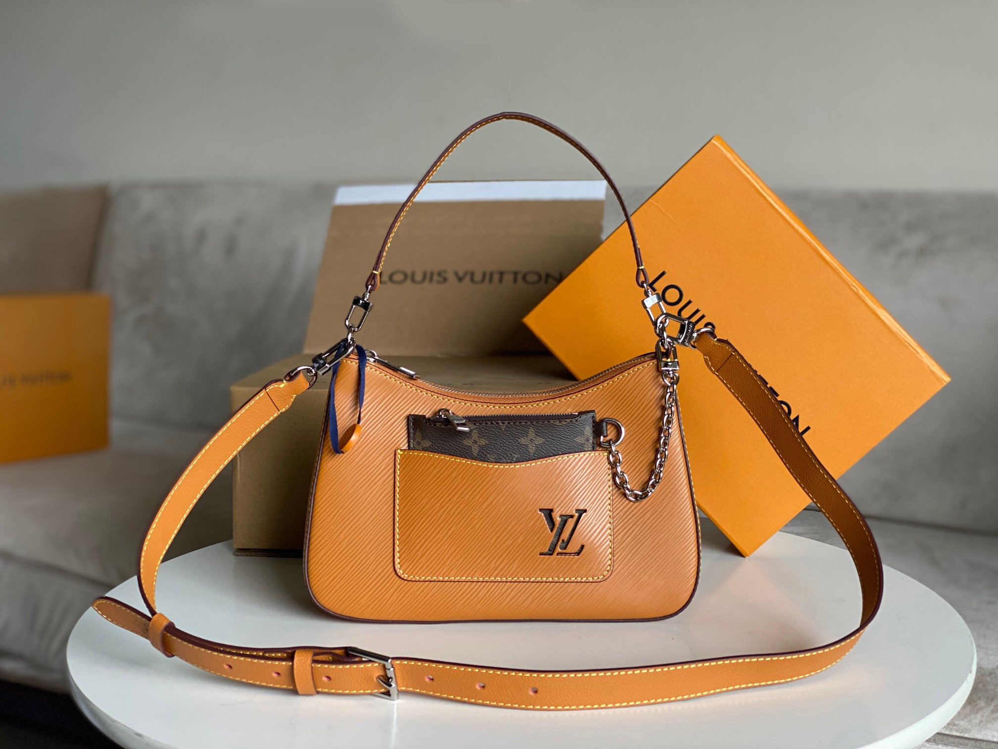 NO:201067,Details of the development of the perfect original single hardware [MARELLE handbag] M80749 yellow underarm bag Marelle handbag is made of Epi grain leather, and the removable canvas zipper bag in the outer bag is fixed with a chain. Tie the top handle or adjustable shoulder strap, handheld, elbow, shoulder and crossbody can be easily converted. Size 25 x 15 x 8 cm, LV [top original single], louis vuitton19860909对版开发细节完美原单五金【MARELLE 手袋】M80749黄色 腋下包 Marelle 手袋取材 Epi 粒面皮革,以链条固定外袋之中的可拆卸帆布拉链袋.系上顶部手柄或可调节肩带,手持、肘挎、肩背和斜挎自如转换. 尺寸25 x 15 x 8 厘米,LV【顶级原单】,louis vuitton,Bag