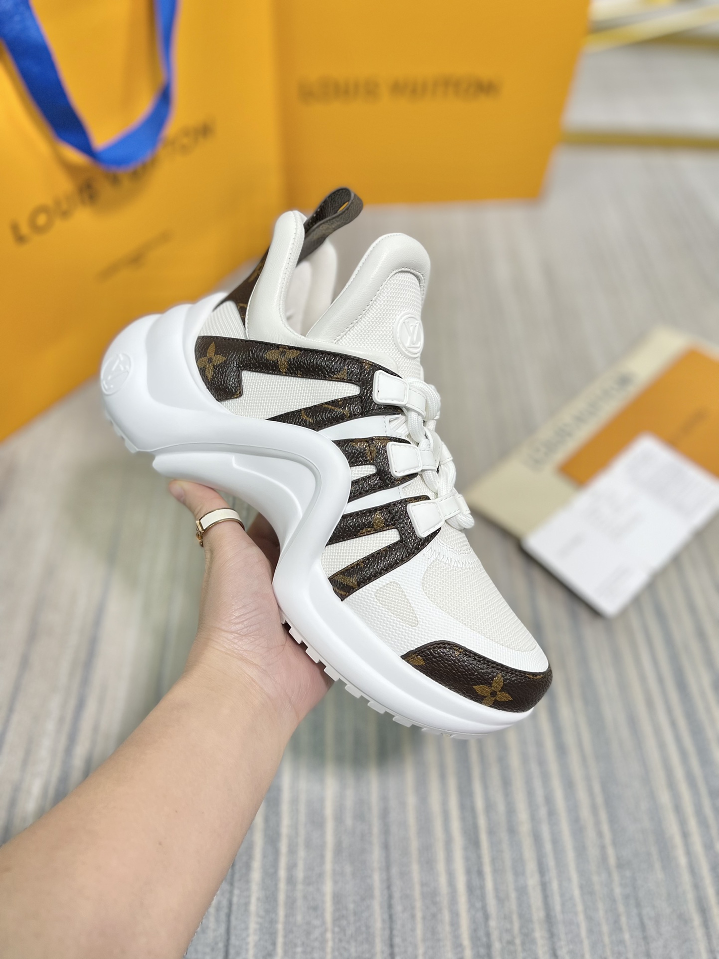 💰💰330💰💰  女鞋 女装      
 路易威登2022ss LV家新款Archlight系列全新配色老爹鞋老板第一时间订入三对yb 专柜未开售,我们绝对是全网第一时间拿到正品开发的。每个拼色的材质都是原版独家定制,与正品一致 做到对版对色
鞋底 yb开模高弹力发泡底 模具费都高达几万
鞋面 高科技布料打造柔软弹力鞋面 材料和做法跟yb一致
35-40 (40.41可定做不退不换)