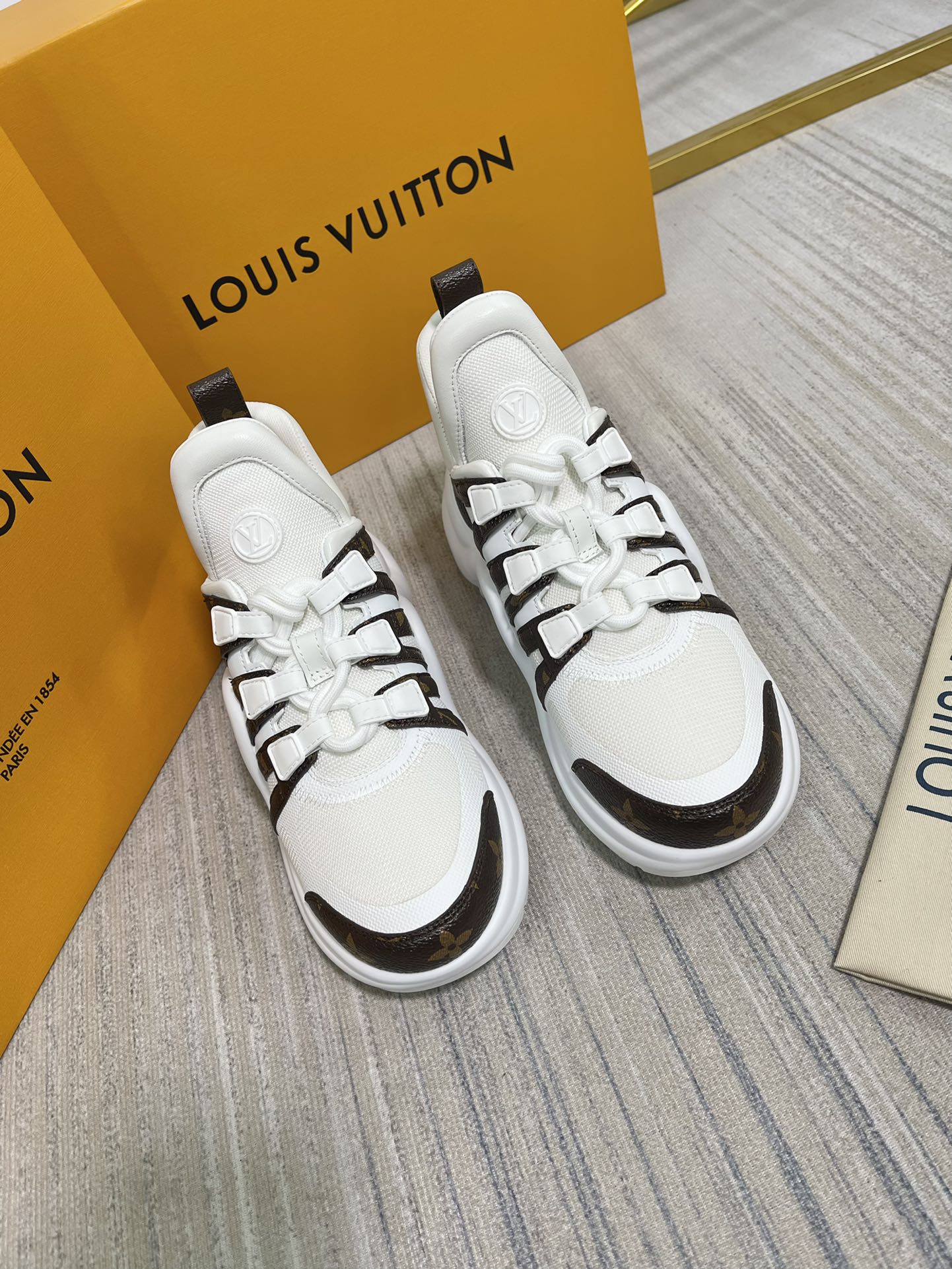 💰💰330💰💰  女鞋 女装      
 路易威登2022ss LV家新款Archlight系列全新配色老爹鞋老板第一时间订入三对yb 专柜未开售,我们绝对是全网第一时间拿到正品开发的。每个拼色的材质都是原版独家定制,与正品一致 做到对版对色
鞋底 yb开模高弹力发泡底 模具费都高达几万
鞋面 高科技布料打造柔软弹力鞋面 材料和做法跟yb一致
35-40 (40.41可定做不退不换)