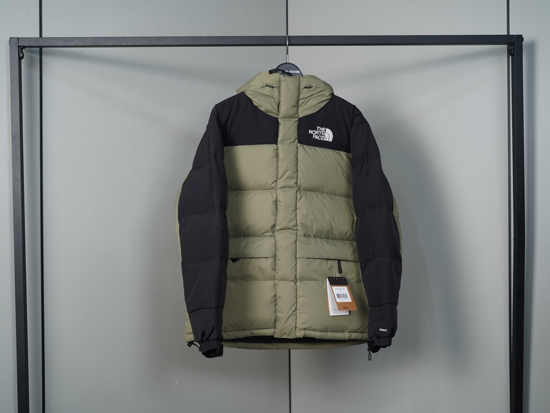 P460
老款喜马拉雅巅峰系列羽绒服
The North Face北面喜马拉雅羽绒服巅峰系列2022Fw北面喜马拉雅巅峰系列最新版本羽绒服,发售即售罄,各大潮咖上身必备款!GORE-TEX提花暗格面料, WINDWALL防风保暖,蓬松度为800+,高领防风,腰部保暖贴扣,巅峰系列只为零下设计!如果说你想要一件羽绒服中最顶级得那种毫无疑问就是它了,北面户外产品线最顶端的产品,中国南极科考队御用装备,七大峰SEVEN SUMMITS,顶级喜马拉雅系列高寒羽绒服,真正的不惧严寒,保暖利器,这次最新版本的喜马拉雅系列在注重保暖度的同时,也注入了街头的元素,让时尚与保暖真正意义上的相结合。两套独立贴标的使用给予你不同风格的穿搭,全身YKK拉锁搭配GORE-TEX的面料使用,也是北面正确版本的指标之了。面包一样的厚度,面料质感价值感, 经典标识性的黄黑拼接解构设计,细节到位,重工重磅极品,原厂OEM代工,面料辅料均为原厂提供,严格来说,它就是正品!三标齐配
尺码:XS-XXL