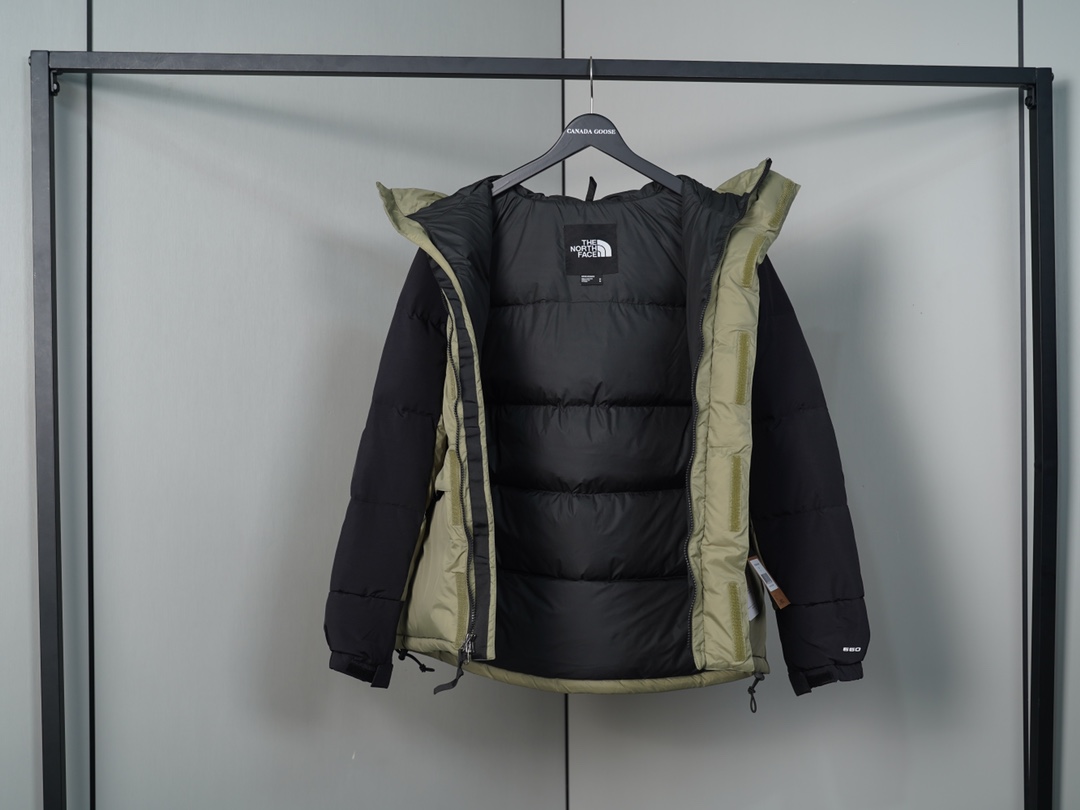 P460
老款喜马拉雅巅峰系列羽绒服
The North Face北面喜马拉雅羽绒服巅峰系列2022Fw北面喜马拉雅巅峰系列最新版本羽绒服,发售即售罄,各大潮咖上身必备款!GORE-TEX提花暗格面料, WINDWALL防风保暖,蓬松度为800+,高领防风,腰部保暖贴扣,巅峰系列只为零下设计!如果说你想要一件羽绒服中最顶级得那种毫无疑问就是它了,北面户外产品线最顶端的产品,中国南极科考队御用装备,七大峰SEVEN SUMMITS,顶级喜马拉雅系列高寒羽绒服,真正的不惧严寒,保暖利器,这次最新版本的喜马拉雅系列在注重保暖度的同时,也注入了街头的元素,让时尚与保暖真正意义上的相结合。两套独立贴标的使用给予你不同风格的穿搭,全身YKK拉锁搭配GORE-TEX的面料使用,也是北面正确版本的指标之了。面包一样的厚度,面料质感价值感, 经典标识性的黄黑拼接解构设计,细节到位,重工重磅极品,原厂OEM代工,面料辅料均为原厂提供,严格来说,它就是正品!三标齐配
尺码:XS-XXL