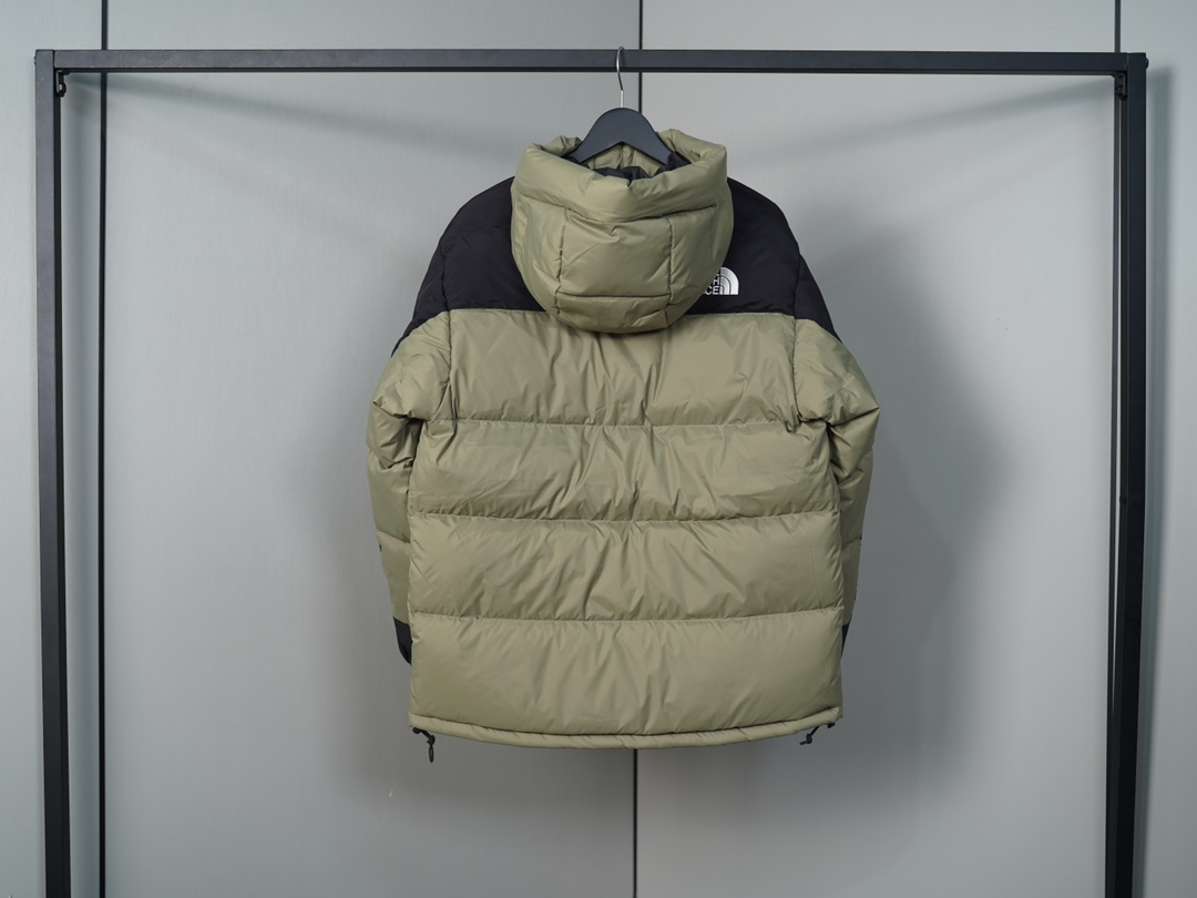 P460
老款喜马拉雅巅峰系列羽绒服
The North Face北面喜马拉雅羽绒服巅峰系列2022Fw北面喜马拉雅巅峰系列最新版本羽绒服,发售即售罄,各大潮咖上身必备款!GORE-TEX提花暗格面料, WINDWALL防风保暖,蓬松度为800+,高领防风,腰部保暖贴扣,巅峰系列只为零下设计!如果说你想要一件羽绒服中最顶级得那种毫无疑问就是它了,北面户外产品线最顶端的产品,中国南极科考队御用装备,七大峰SEVEN SUMMITS,顶级喜马拉雅系列高寒羽绒服,真正的不惧严寒,保暖利器,这次最新版本的喜马拉雅系列在注重保暖度的同时,也注入了街头的元素,让时尚与保暖真正意义上的相结合。两套独立贴标的使用给予你不同风格的穿搭,全身YKK拉锁搭配GORE-TEX的面料使用,也是北面正确版本的指标之了。面包一样的厚度,面料质感价值感, 经典标识性的黄黑拼接解构设计,细节到位,重工重磅极品,原厂OEM代工,面料辅料均为原厂提供,严格来说,它就是正品!三标齐配
尺码:XS-XXL