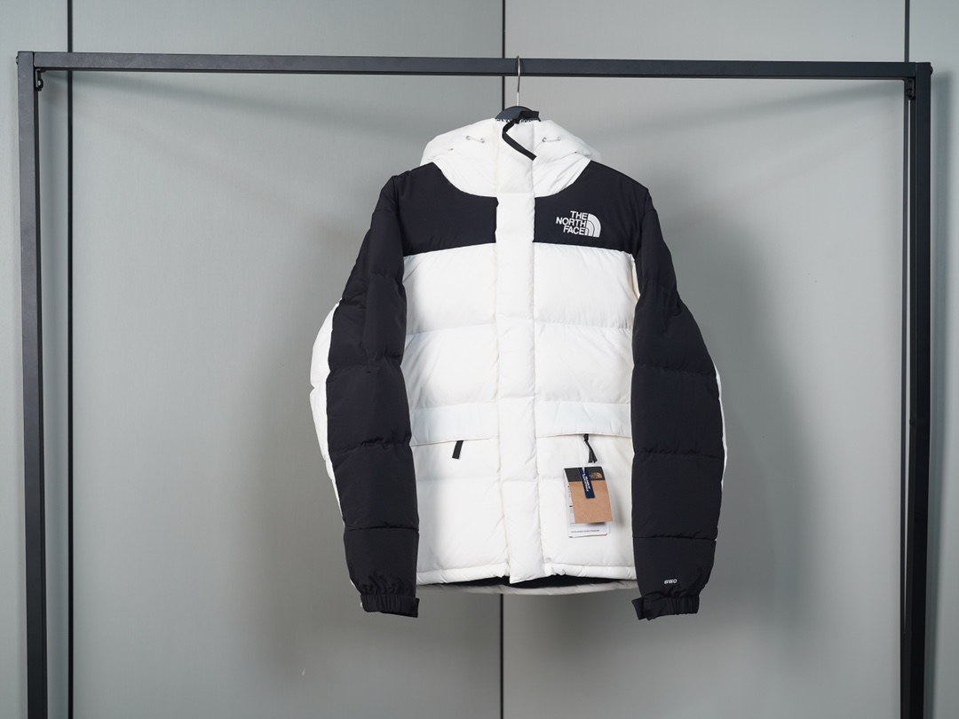 P460
老款喜马拉雅巅峰系列羽绒服
The North Face北面喜马拉雅羽绒服巅峰系列2022Fw北面喜马拉雅巅峰系列最新版本羽绒服,发售即售罄,各大潮咖上身必备款!GORE-TEX提花暗格面料, WINDWALL防风保暖,蓬松度为800+,高领防风,腰部保暖贴扣,巅峰系列只为零下设计!如果说你想要一件羽绒服中最顶级得那种毫无疑问就是它了,北面户外产品线最顶端的产品,中国南极科考队御用装备,七大峰SEVEN SUMMITS,顶级喜马拉雅系列高寒羽绒服,真正的不惧严寒,保暖利器,这次最新版本的喜马拉雅系列在注重保暖度的同时,也注入了街头的元素,让时尚与保暖真正意义上的相结合。两套独立贴标的使用给予你不同风格的穿搭,全身YKK拉锁搭配GORE-TEX的面料使用,也是北面正确版本的指标之了。面包一样的厚度,面料质感价值感, 经典标识性的黄黑拼接解构设计,细节到位,重工重磅极品,原厂OEM代工,面料辅料均为原厂提供,严格来说,它就是正品!三标齐配
尺码:XS-XXL