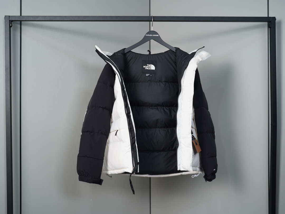 P460
老款喜马拉雅巅峰系列羽绒服
The North Face北面喜马拉雅羽绒服巅峰系列2022Fw北面喜马拉雅巅峰系列最新版本羽绒服,发售即售罄,各大潮咖上身必备款!GORE-TEX提花暗格面料, WINDWALL防风保暖,蓬松度为800+,高领防风,腰部保暖贴扣,巅峰系列只为零下设计!如果说你想要一件羽绒服中最顶级得那种毫无疑问就是它了,北面户外产品线最顶端的产品,中国南极科考队御用装备,七大峰SEVEN SUMMITS,顶级喜马拉雅系列高寒羽绒服,真正的不惧严寒,保暖利器,这次最新版本的喜马拉雅系列在注重保暖度的同时,也注入了街头的元素,让时尚与保暖真正意义上的相结合。两套独立贴标的使用给予你不同风格的穿搭,全身YKK拉锁搭配GORE-TEX的面料使用,也是北面正确版本的指标之了。面包一样的厚度,面料质感价值感, 经典标识性的黄黑拼接解构设计,细节到位,重工重磅极品,原厂OEM代工,面料辅料均为原厂提供,严格来说,它就是正品!三标齐配
尺码:XS-XXL