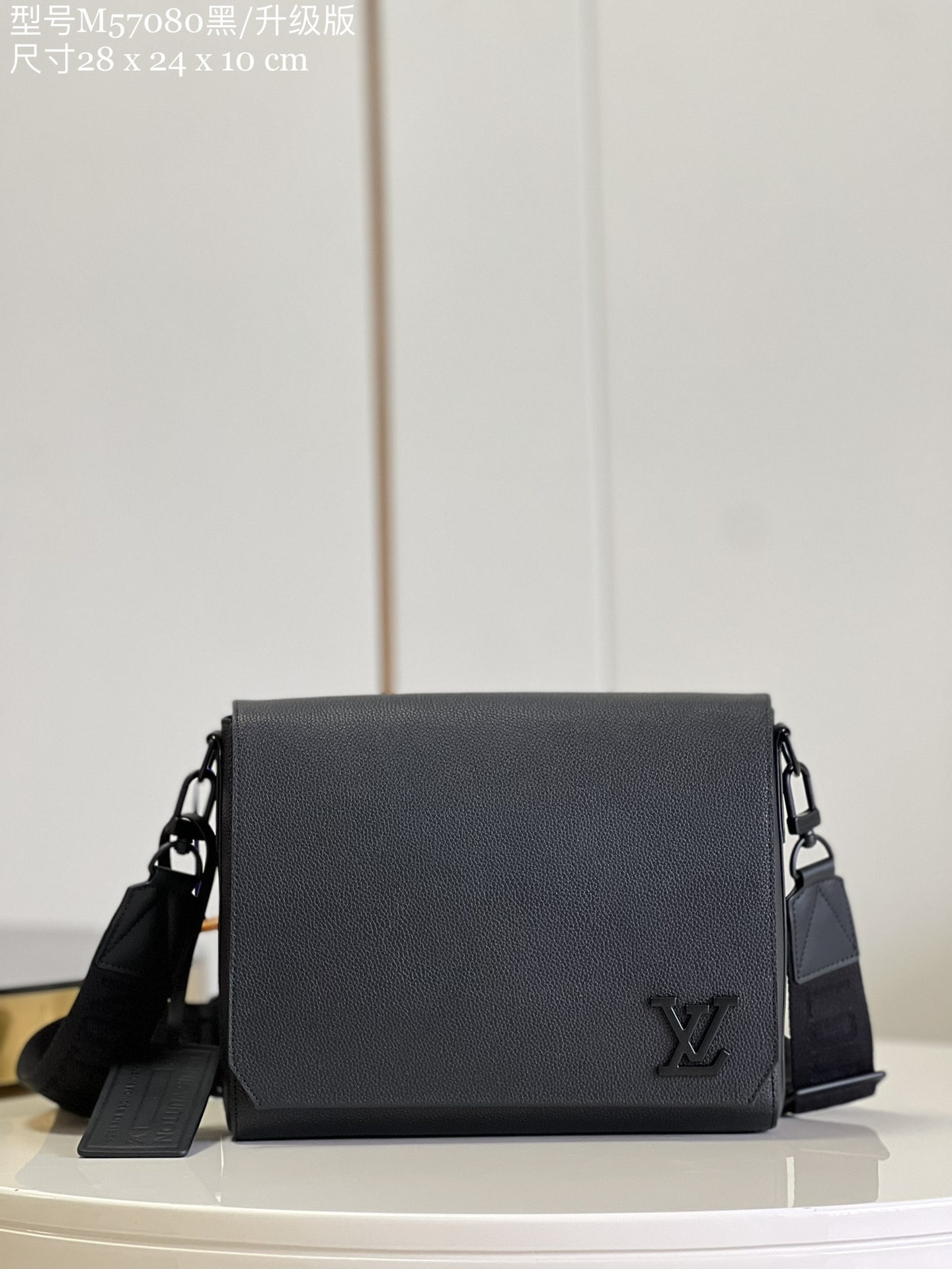 NO:399405,【Exclusive real shot M57080 black/upgrade version】M59327 M21363 new postman bag reveals the modern style of Aerogram leather, its soft texture and oblique cut corners pointing the inspiration of the old aviation letterhead, evoking memory of Louis Vuitton travel heritage. Metal LV logo and customizable label finishing touch details, compartment and magnetic buckle opening and closing add functional design. Dimensions 28 x 24 x 10 cm (length x height x width) E.800, LV [original leather], louis vuitton, louis vuitton19860909【独家实拍 M57080黑/升级版】M59327 M21363 新款邮差包流露 Aerogram 皮革的摩登格调,其柔软质感和斜裁边角点明旧式航空信笺的灵感启发,唤起对路易威登旅行传承的记忆.金属 LV 标识和可定制标签点睛细节,隔层和磁扣开合再添功能设计.尺寸28 x 24 x 10 厘米 (长度 x 高 x 宽) E.800,LV【原厂皮】,louis vuitton,louis vuitton,Bag